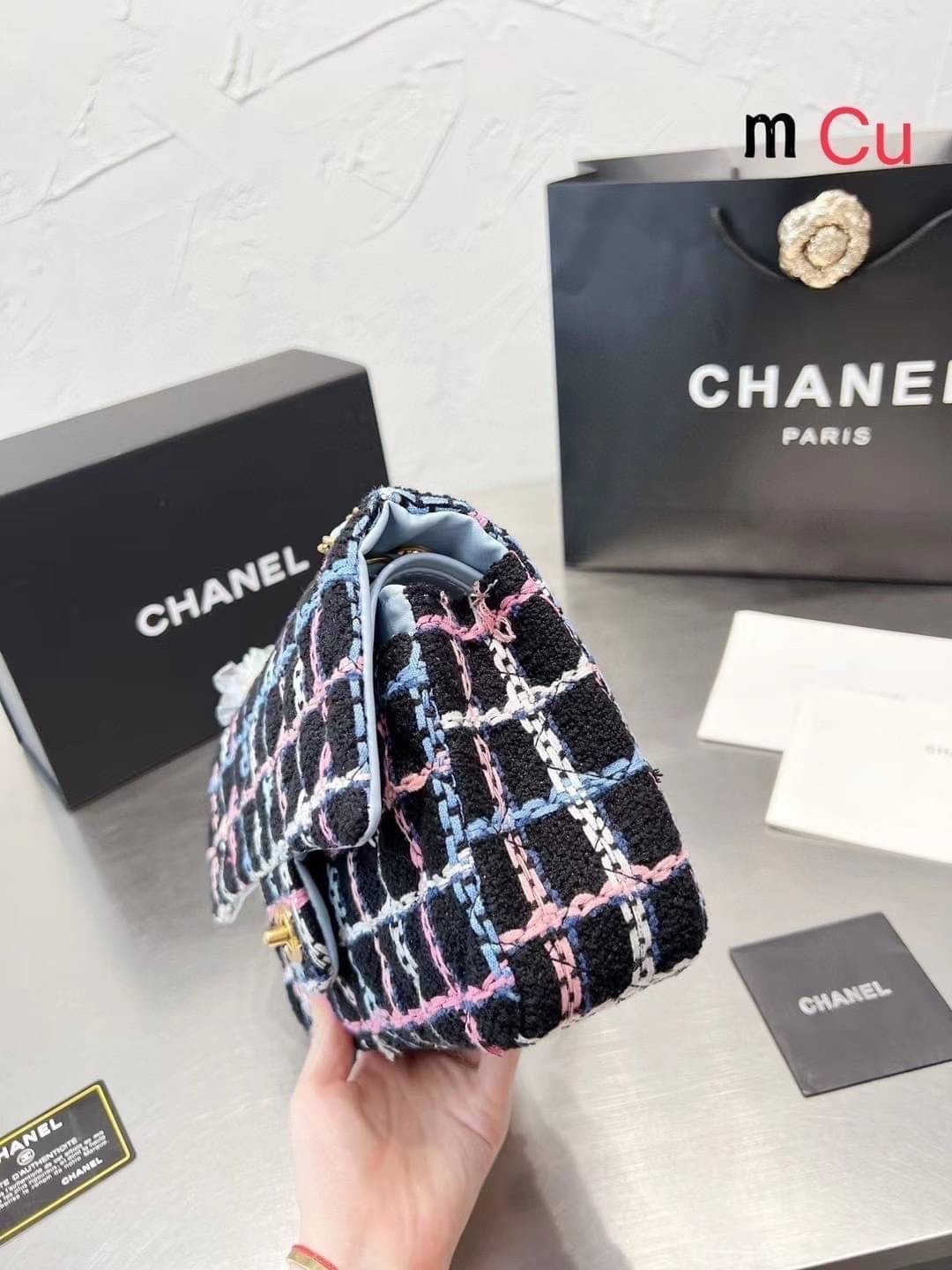 CHANEL Tweed Flap Bag 25cm ลุคคุณหนูไม่ควรพลาด Collection นี้เลย ลวดลายบนกระเป๋าแบบกราฟฟิคมีเท็กเจอร์ ทำให้กระเป๋าดูมีราคามากยิ่งขึ้น สะพายใช้งานได้หลายโอกาส ไม่ว่าจะไปเที่ยวหรือไปงานเลี้ยงสังสรรค์ก็เหมาะสมเป็นอย่างยิ่งเลยค่ะ
