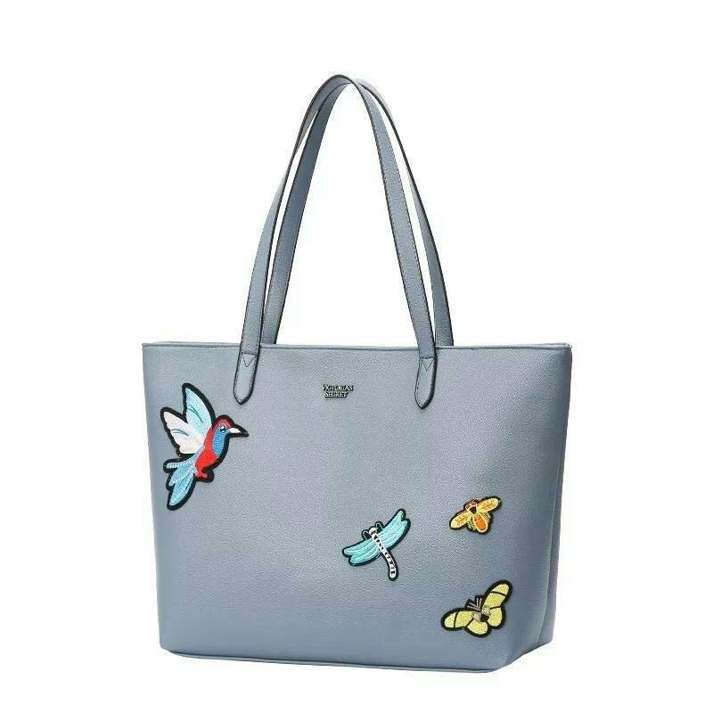 Victoria’s Secret Tote Bag 2019 กระเป๋าถือหรือสะพายลายหนังคาเวียร์ สวยด้านหน้าประดับด้วยโลโก้ ตัวกระเป๋าแต่งด้วยลายปักสวยเก๋ ปากกระเป๋าเปิดปิดด้วยซิปสะดวกใช้ ภายในมีช่องโล่งและช่องเล็กไว้แบ่งเก็บของ ใส่หนังสือ เอกสาร A4 Notebook ipad กระเป๋าสตางค์ ของใช้ไ