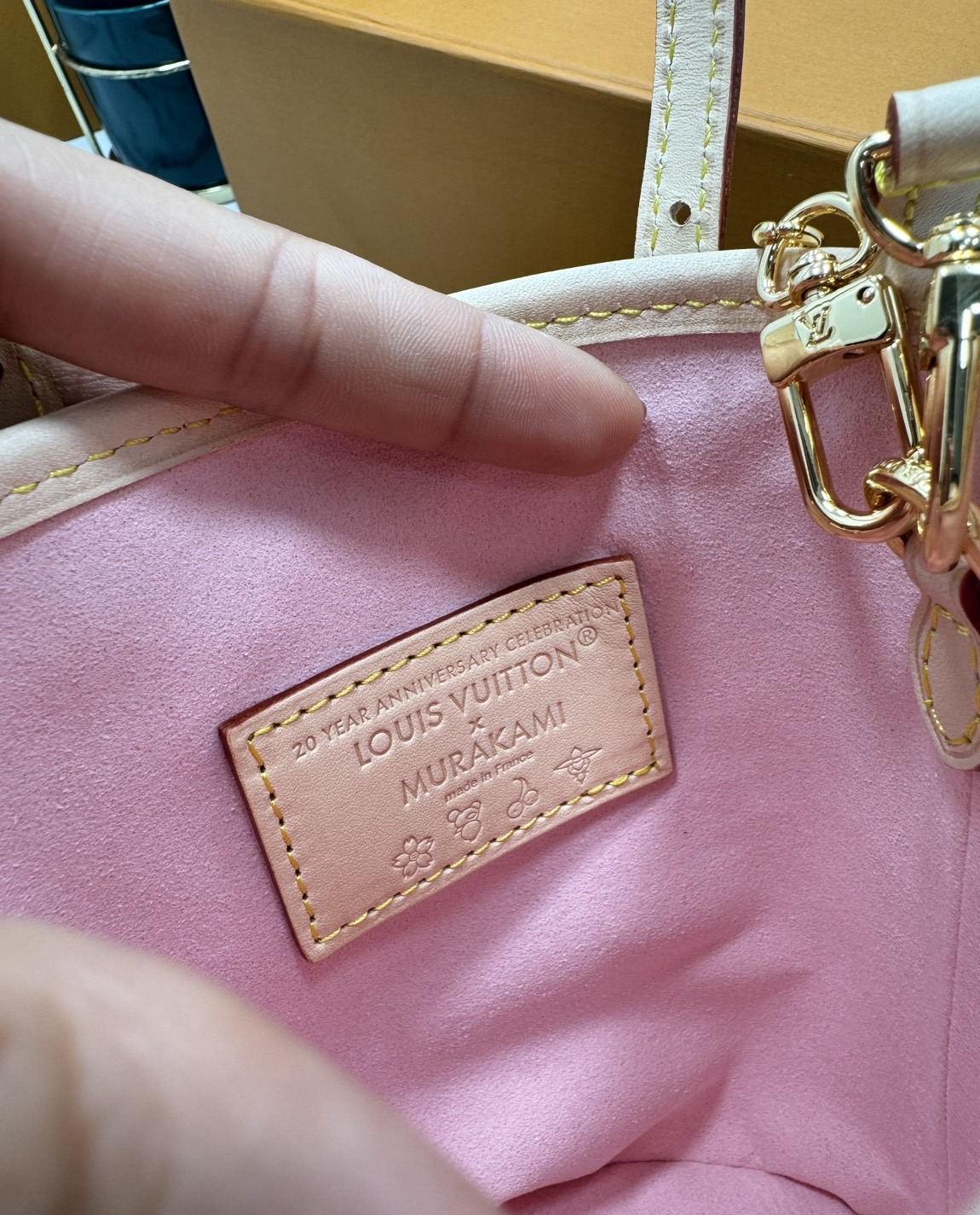 ORI หนังแท้ | LV x TM Nano Bucket Bag ใหม่ล่าสุดมาแรง กับกระเป๋าทรงบัคเก็ต ขนาดกำลังสวย ปรับลุคให้มีชีวิตชีวาด้วยลายดอกไม้ซากุระเชอรี่บลอสซั่ม คอลใหม่สุดเอ็กซ์คลูซีฟ