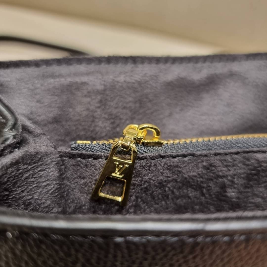 VIP 🥂 LV MADELEINE BAG ใหม่ล่าสุด อีกหนึ่งรุ่นคลาสสิคหายาก ที่สาวๆรอคอย กระเป๋าถือ/สะพายข้าง ดีไซน์เรียบง่าย แต่เต็มไปด้วยดีเทลความหรู วัสดุหนังวัวปั๊มลายเอกลักษณ์ เปิด‐ปิดด้วยอะไหล่กดล็อคสีทองหรู และมีพวงหนังห้อยพิเศษแถมมาให้ด้วย ภายในแบ่งสัดส่วน