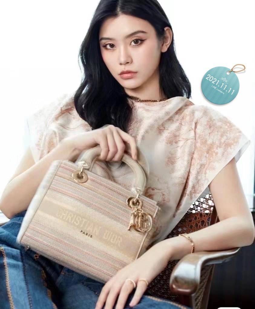 DIOR WOMEN MEDIUM LADY D-LITE BAG VIP GIFT WITH PURCHASE (GWP) พรีเมี่ยมกิ้ฟ Limited Edition จาก DIOR DUTYFREE COUNTER วัสดุหนังแท้ Calfskin หุ้มด้วยผ้า Cannage อีกชั้นและปักลวดลาย 'Dior Palm' กระเป๋า Lady D-Lite ผสมผสานความสง่างามและคลาสสิกที่เ