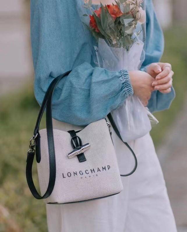 LONGCHAMP Roseau Bucket Bag กระเป๋าทรงถัง ถือหรือสะพายไหล่ได้ วัสดุผ้าฝ้าย แต่งหนังวัวลายนูน มีซับใน ด้านในกระเป๋าซิป1 กระเป๋าเล็ก1 อะไหล่เงิน มีสายยาวถอดสายได้ ปรับระดับไม่ได้ ดาราเซเลปใช้เพียบ รุ่นเดียวกับคุณแอนใช้ Hot Item!!!! ใบจริงสวยมากน้ำหนักเบา จุ