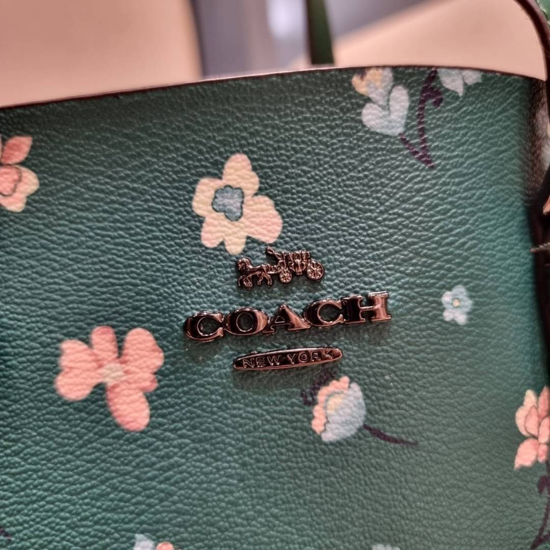 COACH C8613 MOLLIE TOTE 25 WITH MYSTICAL FLORAL PRINT คอลใหม่ล่าสุด ยังไม่เข้า shop ไทย สวยๆแบบไม่ต้องรอพรีฯให้ยาวนาน กับกระเป๋าโท้ทไซส์เล็กที่สาวๆต่างก็ต้องปักใจรัก สวยสมใจ ดีไซน์ลวดลายดอกไม้ คละเคล้าเต็มใบ สีสันสดใส น่าใช้สุดๆ วัสดุหนังแคนวาส ภายในโล่งก