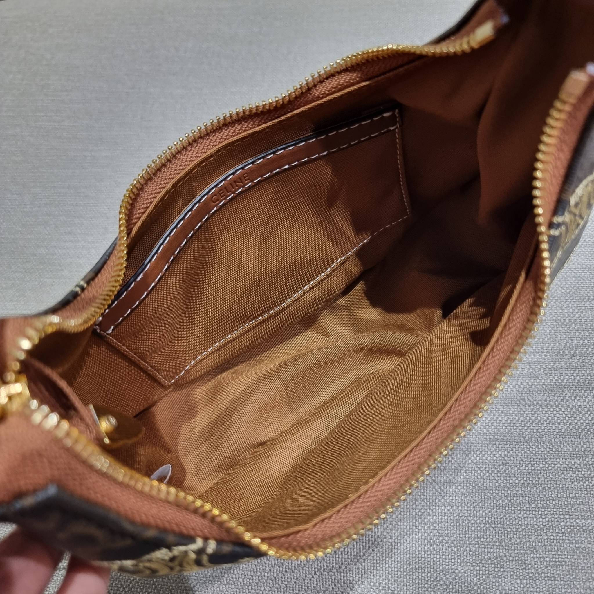 VIP 🥂 CELINE AVA IN TRIOMPHE CANVAS WITH TRIOMPHE HEART EMBROIDERY สวยเกินต้านรุ่นสุดปัง ที่ดีไซน์ออกมาใหม่ พร้อมให้ได้สวยก่อนใครไปเลย กับกระเป๋าสะพายไหล่ รูปทรงไม่เหมือนใครไม่เกร่อ ใช้แล้วดูแพง!! และที่น่ารักแบบตะโกนก็ตรงที่ โลโก้ลายปัก ดีเทลเดิน