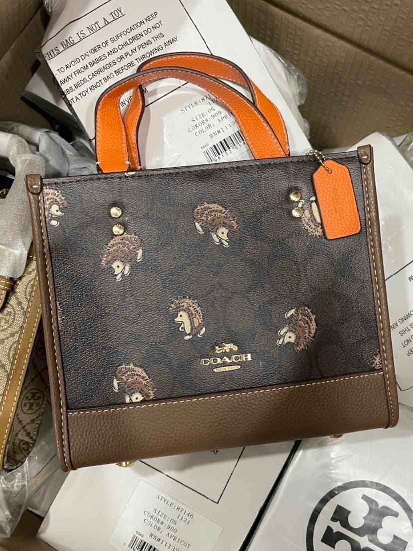 COACH DEMPSEY TOTE IN SIGNATURE CANVAS WITH HEDGEHOG PRINT 🦔 ((CC769)) เม่นเต้นรำ สวย น่ารัก มากๆค่ะ ใหม่กันต่อ ไปสวยกันให้สุดค่ะ! กับกระเป๋าทรงTOTE รุ่นใหม่ล่าสุด 🌟จุดเด่นของรุ่นนี้คือปริ้นท์ลายเม่นเต้นรำทั้งใบ น่ารักน่าเอ็นดูมากๆค่ะ เปิด