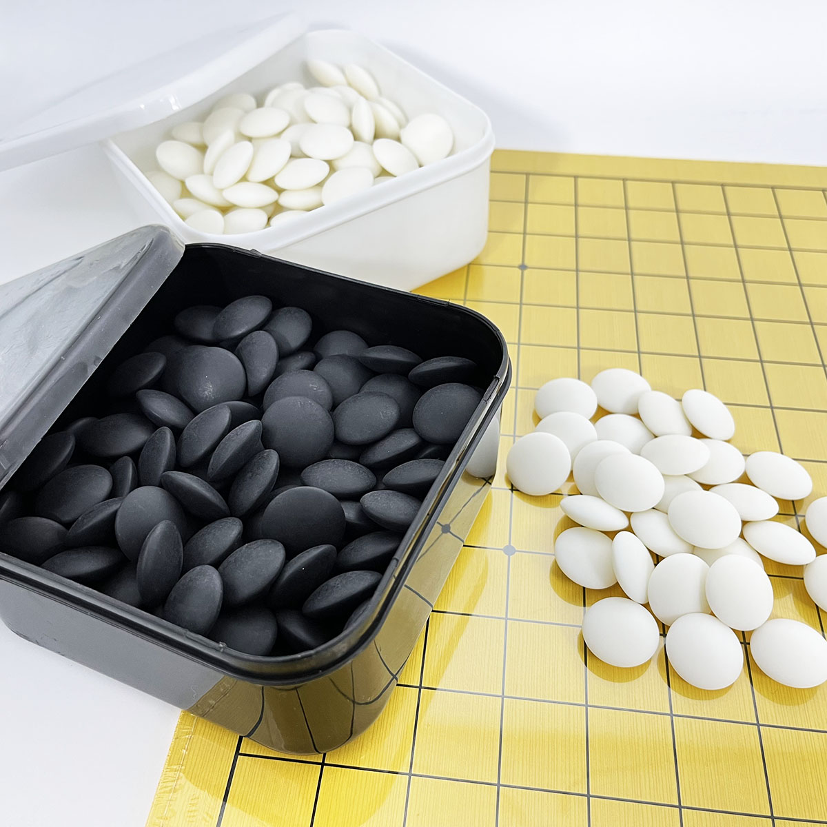 ชุดกระดานหมากล้อมไม้บาง0.3cm 19และ13าส้น.พร้อมเม็ดหมากเมลามีนนูนสองด้านพร้อมโถสี่เหลี่ยม