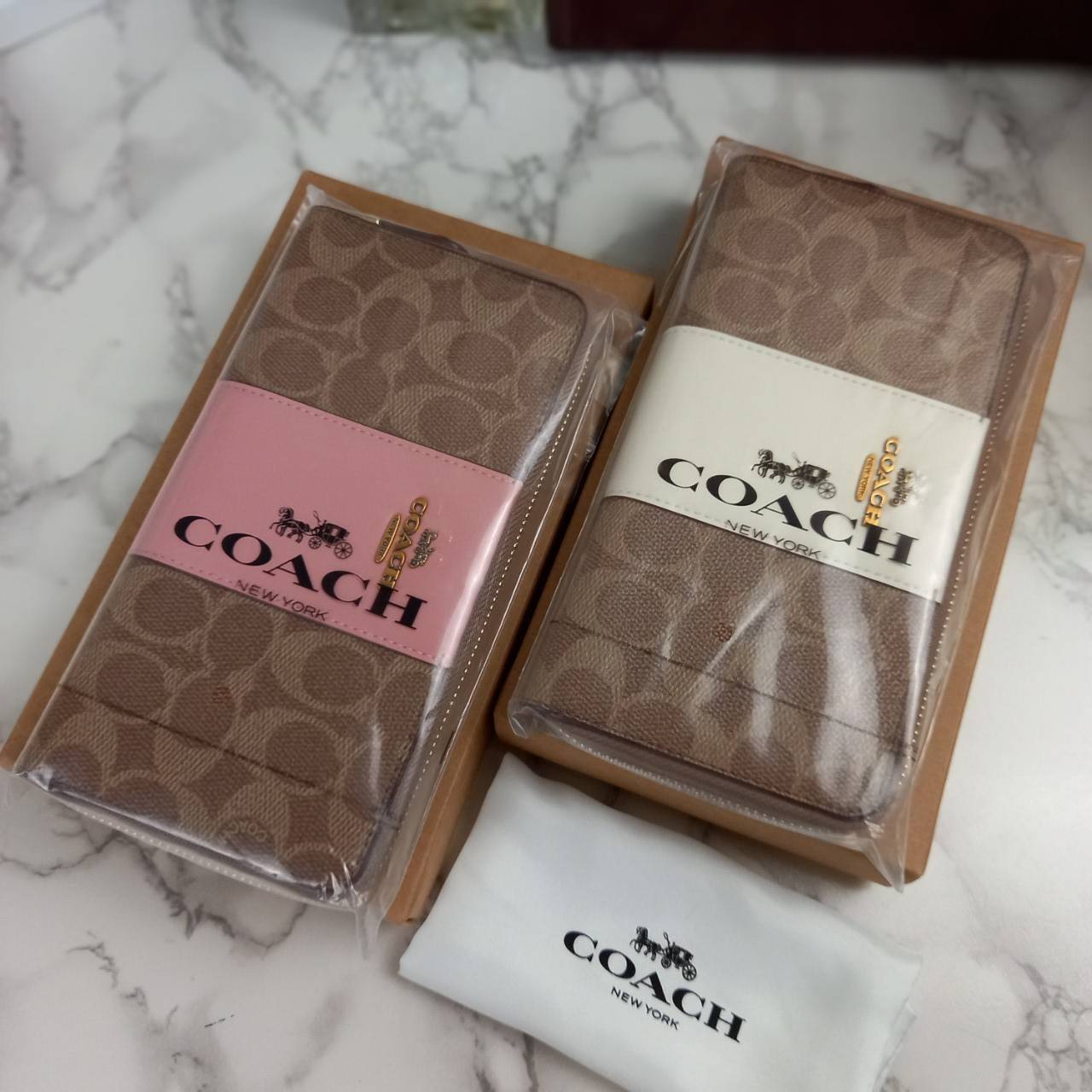 มาเท่าไหรก็ไม่เคยพอจริงๆ มีความต้องการกันถึงขีดสุด❣️😘>>COACH ACCORDION ZIP WALLET IN COLORBLOCK SIGNATURE CANVAS (COACH 31546)🍁กระเป๋าสตางค์ใบยาว ซิปรอบ //วัสดุหนังแคนวาสสลับหนังแท้ ดีไซน์สวย โดดเด่นลงตัวเป็นที่สุด ด้านในมีช่อ