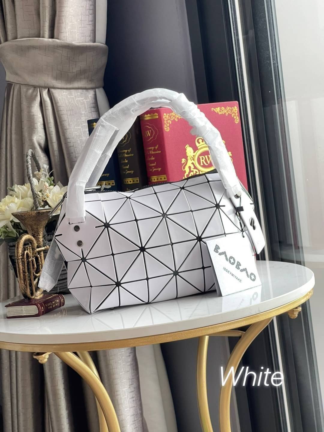 BaoBao Issey Miyake Small Boston Bag กระเป๋าบอสตันที่มีดีไซน์สปอร์ต มีช่องซิปที่ทำให้หยิบสิ่งของออกมาได้ง่ายแล้ว แบบกว้างที่ด้านล่างของกระเป๋ายังให้ความจุที่ยอดเยี่ยม