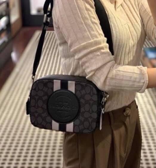 Coach Dempsey Camera Bag In Signature Jacquard With Stripe And Coach Patch ((1912)) พร้อมส่งที่ไทย! กระเป๋าสะพายครอสบอดี้ร์กรือสะพายข้างได้ วัสดุJacquard+หนังแท้ สวยงามมากๆค่ะ