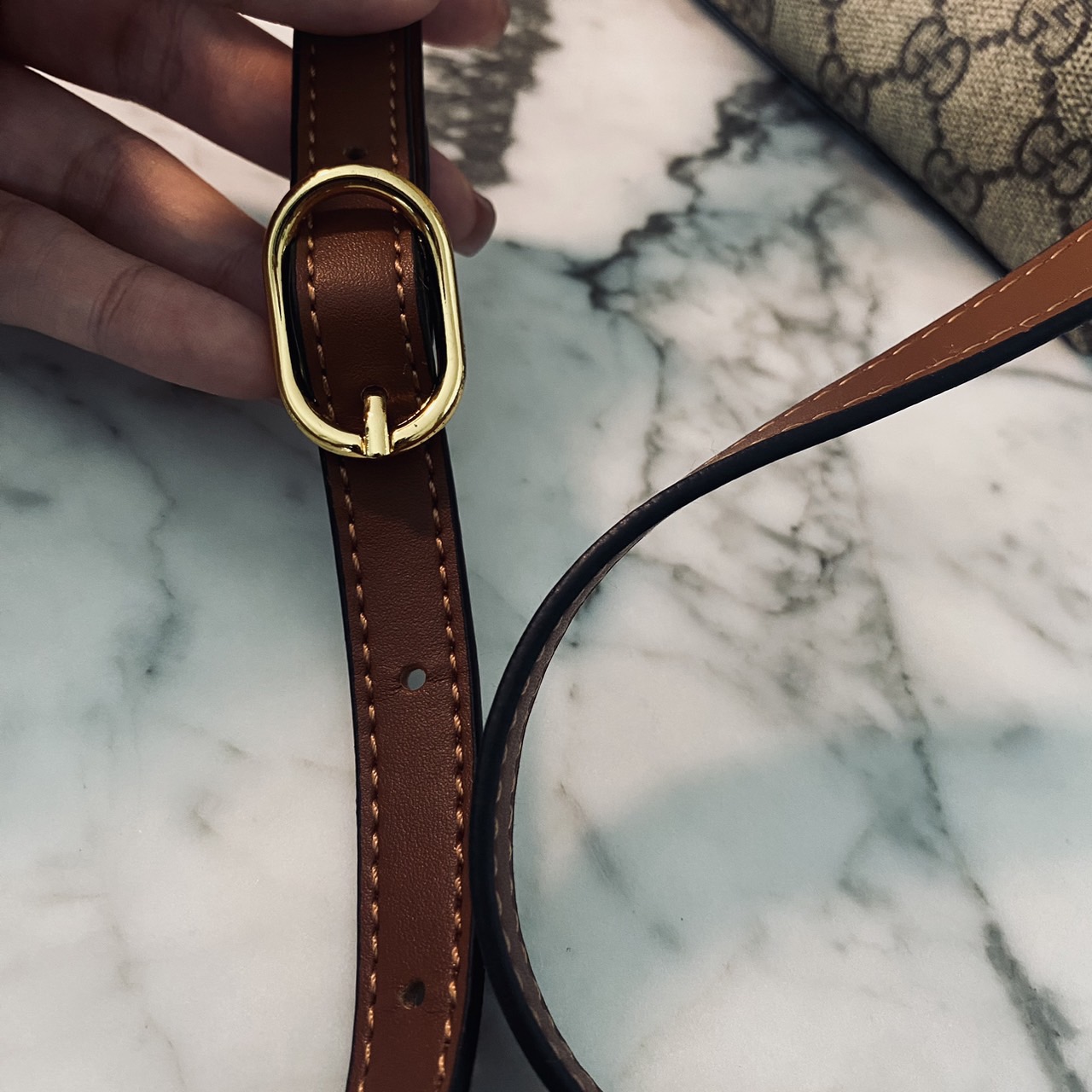 GUCCI GG Emblem mini bucket bag กระเป๋าทรงบัคเก็ตวินเทจรูปทรงใหม่ งานแบรนด์หรู รุ่นนี้ทำออกมาตอบโจทย์ความฮิตมีห่วงอยู่ด้านหน้า สำหรับห้อยตุ๊กตา พวงกุญแจ หรือจะผูกโบว์สวยๆก็เลิศ ดีไซส์สวยใช้งานง่าย ภายในโล่งกว้าง จุของได้เยอะ ถือหรือสะพายก็สวย Must Have!! 