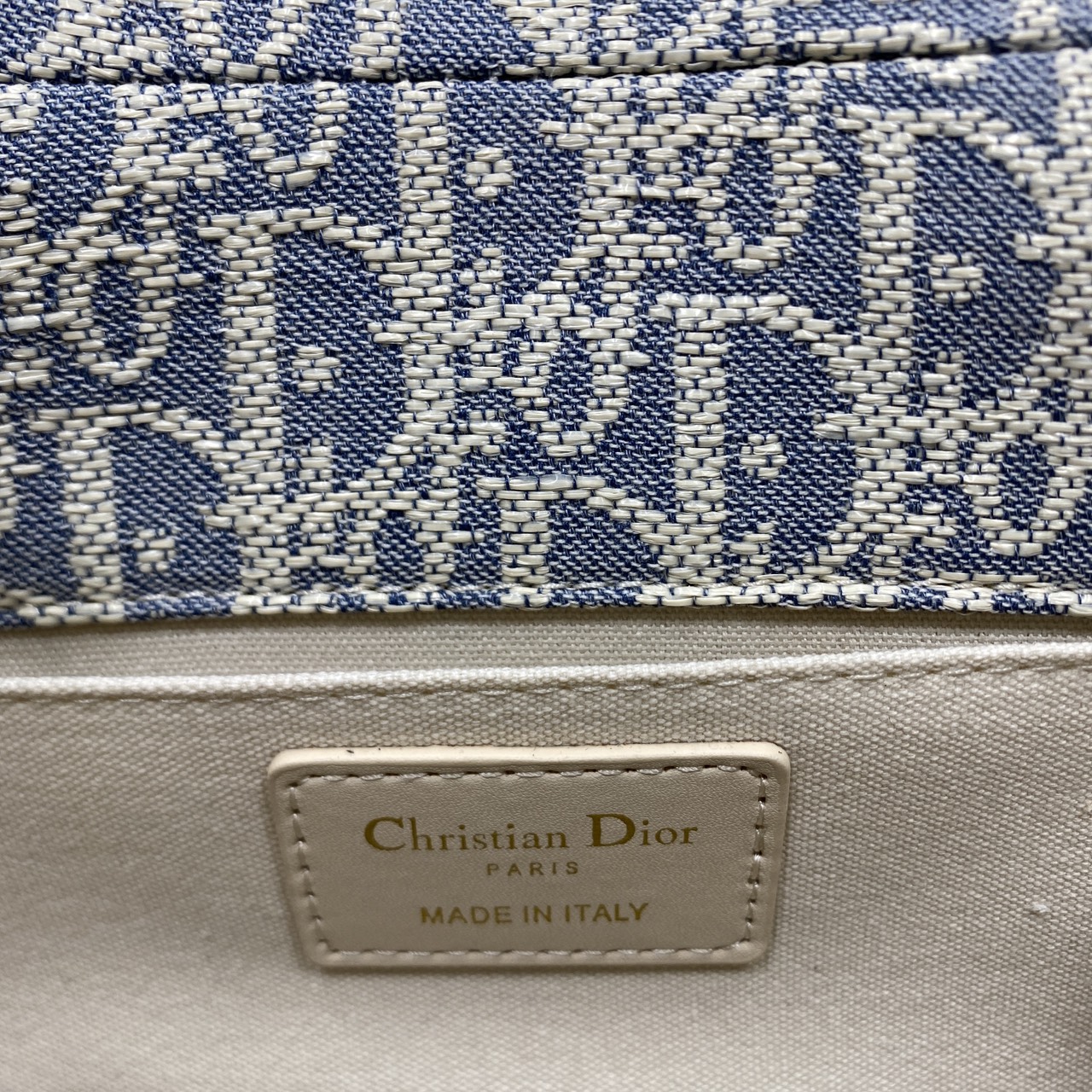 ORI หนังแท้ | DIOR Satchel Medium 30 Montaigne Dior Oblique jacquard fabric กระเป๋าสะพายไอเทมใหม่ประจำ Fall 2025 ยกระดับไลน์ 30 Montaigne ด้วยดีไซน์แบบแคชชวลที่เสริมด้วยรายละเอียดสุดประณีตบรรจง จากผ้าแจ็กการ์ดลาย