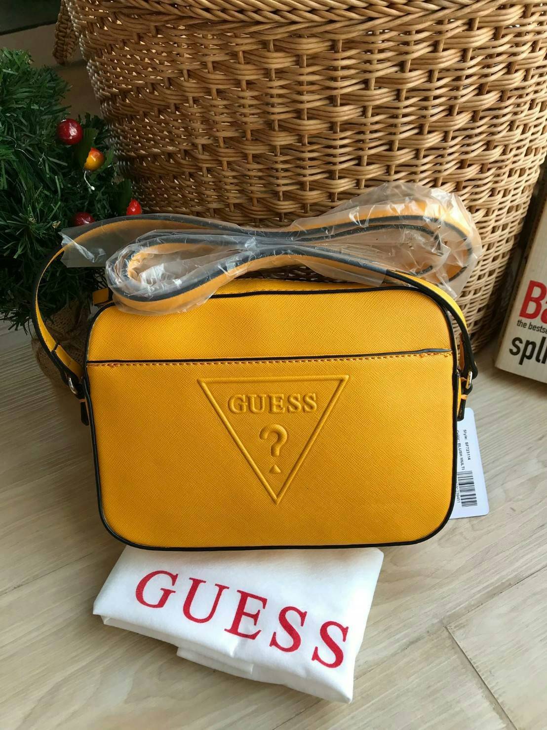 GUESS CROSSBODY BAG กระเป๋าสะพายรุ่นใหม่ ทรงเหลี่ยมตั้งอยู่ทรง วัสดุหนังSaffiano ด้านหน้าปั้มลายโลโก้นูน เปิดปิดด้วยซิปเดียวด้านบน ภายในกว้างใส่กระเป๋าสตางค์ใบยาวได้ ด้านหน้ามีช่องเล็ก1ช่อง ภายในมีช่องซิปเล็ก1ช่อง แยกเป็นสัดส่วน ด้านในบุผ้าลายสกรีน น้ำหนั