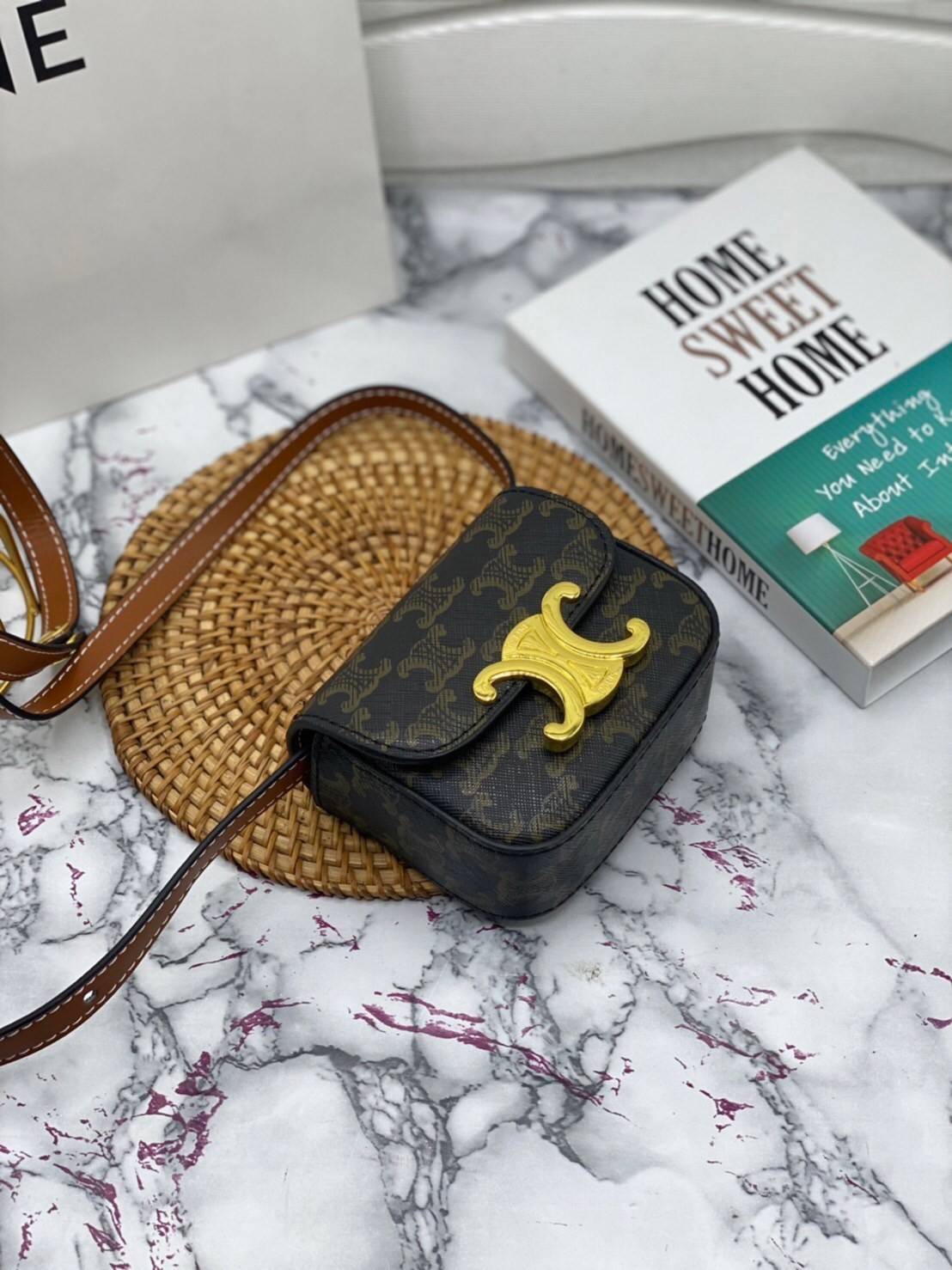 หนังแท้ CELINE MINI TRIOMPHE IN TRIOMPHE CANVAS AND CALFSKIN ใบเล็กน่ารัก งานหนังแท้ทั้งใบ กระเป๋ามินิทรงชิค ดีไซน์รูปกล่องสุดแสนมินิมอล สามารถสะพายแบบ Crossbody และยังเป็น Belt Bagได้อีกด้วย แบบไม่มีตกยุค ด้านหน้าโดดเด่นด้วยโลโก้สีทอง เป็นอีกหนึ่งตัวเลือ