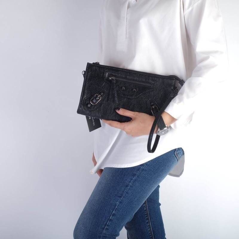 กระเป๋า KEEP Milan shoulder &clutch bag ตัวกระเป๋าผลิตจากหนังแกะเทียม ลายหนังชัดเจน สวย อะไหล่สีดำเข้ากับกระเป๋าสุดๆคะ จุดเด่นคือ สามารถใช้งานได้แบบ 2 in 1 เลยคะ ถือคล้องข้อมือเป็น คลัช หรือ สะพายข้างลำตัวได้ แถมภายใน มีช่องแบ่งเก็บของถึง 3 ช่องใหญ่ และ ช