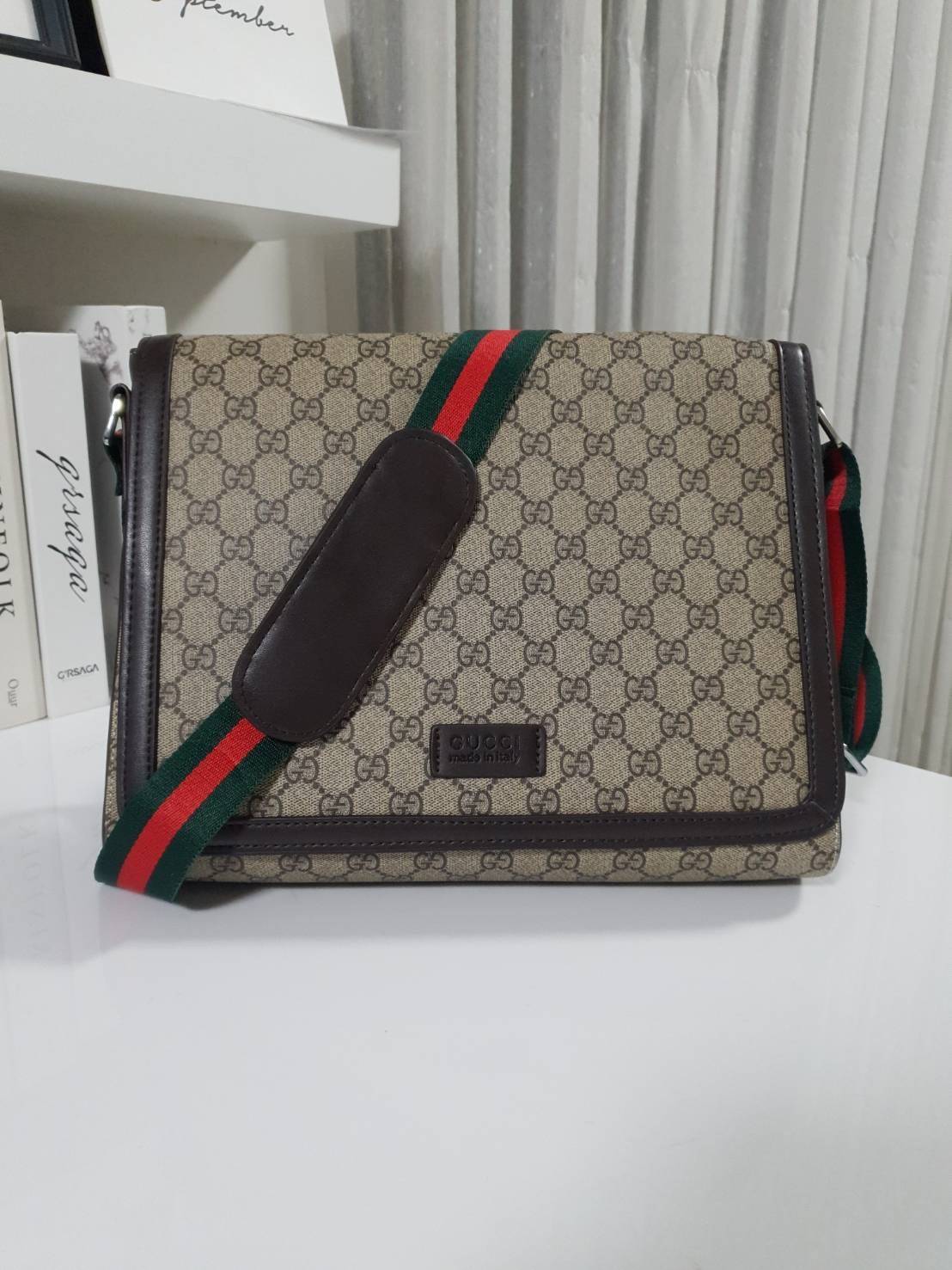 GUCCI VINTAGE MASSENGER BAG ใบใหญ่ ลายแบรนด์ตัดขอบ ทรงสุดฮิต ดีไซน์สวยตัวกระเป๋าอยู่ทรง