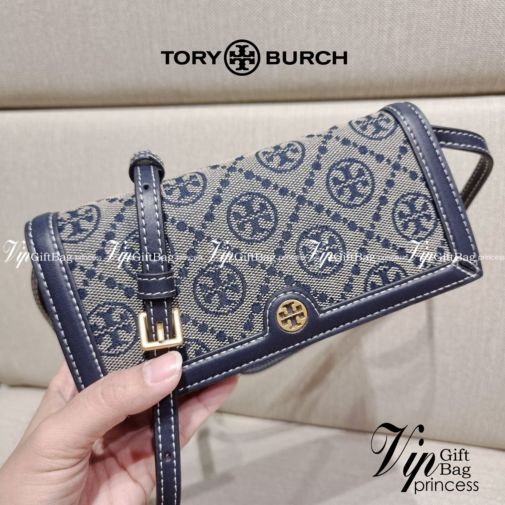 TORY BURCH T MONOGRAM JACQUARD CROSSBODY WALLET best seller ของคอลเลคชั่นนี้ ต้องไม่พลาด กับกระเป๋าสะพายกึ่งกระเป๋าสตางค์ ที่ช่วยให้ชีวิตง่ายขึ้น วัสดุผ้า jacquard ตัดสลับหนังแท้ เปิด-ปิดแบบฝาปิดแม่เหล็ก ภายในใส่ธนบัตรได้ มีช่องใส่บัตร และยังมีช่องซิปอีกด