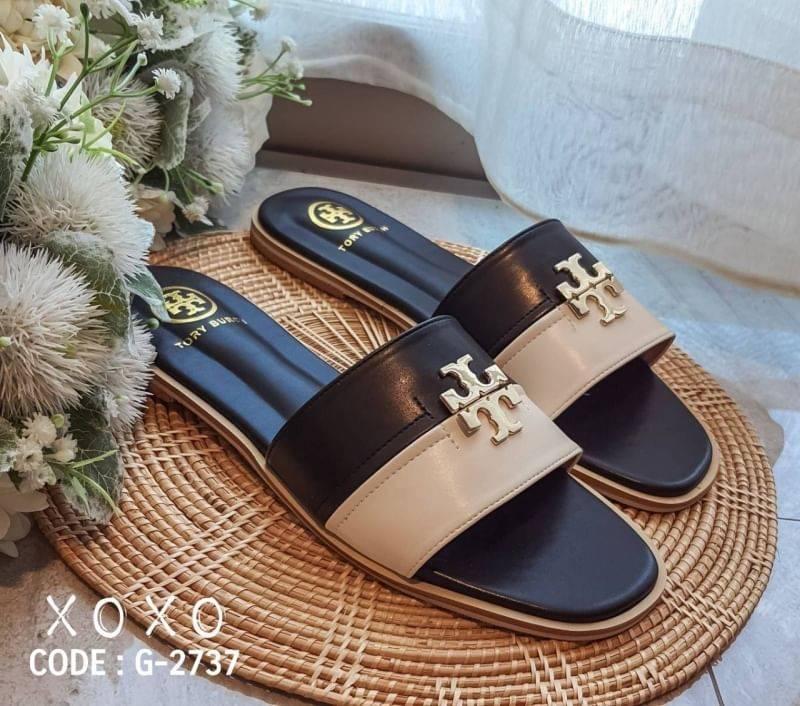 Tory Burch Sandels 2 Tone แตะสวม งานแบรนด์ วัสดุหนัง PU ตัดสี 2 tone ด้านหน้าว่างอะไหล่โลโก้แบรนด์ อย่างดี สีทอง เงาสวย โดดเด่น เรียบ หรู ดูแพงเกินราคา แมทส์ชุดง่าย น้ำหนักเบา