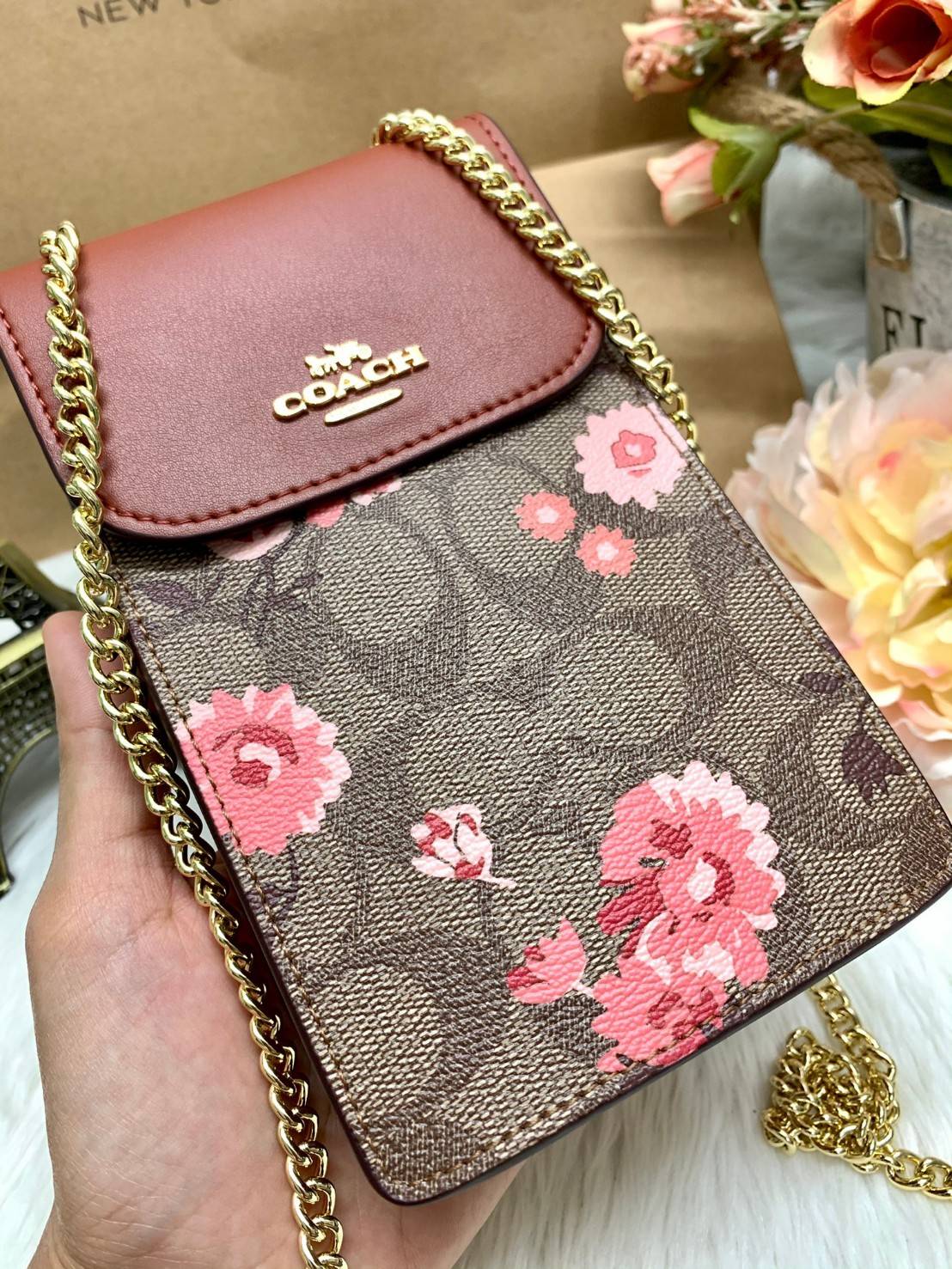 COACH PHONE CASE CROSSBODY BAG ((73486//76988//76357//39955//91046)) COACH NORTH/SOUTH CROSSBODY IN SIGNATURE CANVAS กระเป๋าใส่โทรศัพท์รุ่นนี้ มีความโดดเด่นทั้งดีไซน์และคุณสมบัติในการใช้งาน ด้วยลวดลายที่มีซิกเนเจอร์เป็นเอกลักษณ์แล้ว ด้านหลังยังมีช่องใส่กา