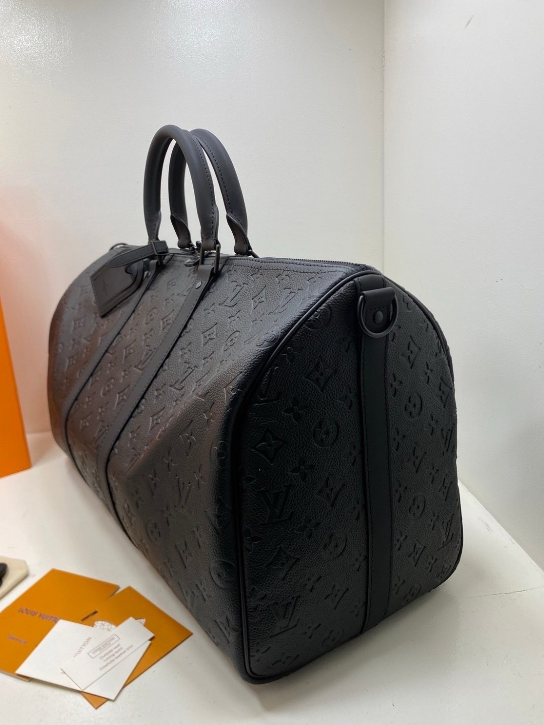 สลับแท้ LV Keepall Bandoulière 50 Bag กระเป๋าเดินทางหนังแท้ Monogram Shadow ปั้มลายนูน หรูหราและเทห์อย่างลงตัว เป็นรุ่นที่ขายดีตลอดกาล