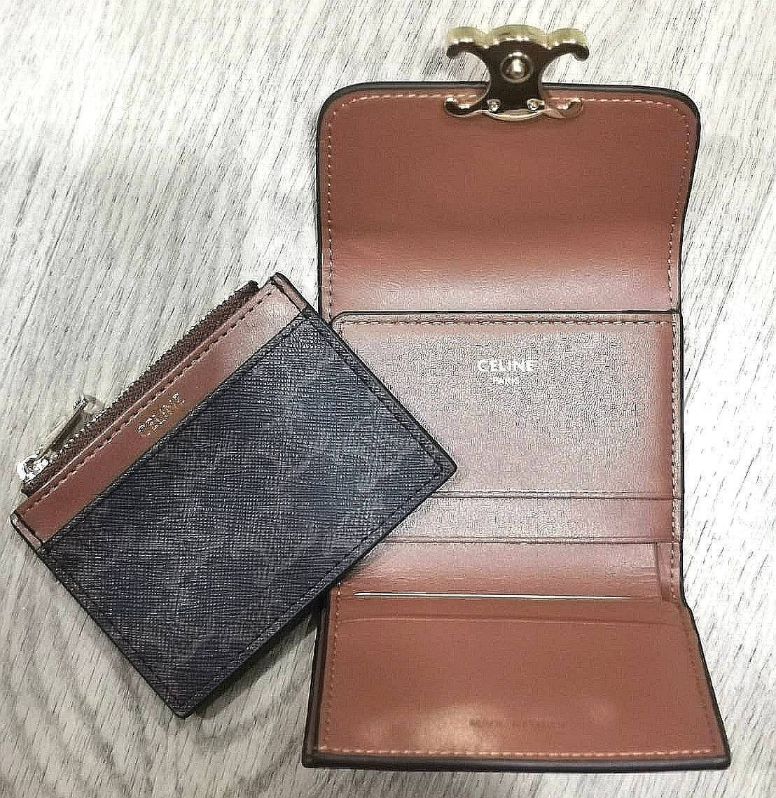 VIP 】CELINE SHORT WALLET VIP GIFT WITH PURCHASE GWP พรีเมี่ยมกิ๊ฟ Limited จาก CELINE HAUTE PARFUME DUTYFREE COUNTER วัสดุ Triomphe Canvas รุ่นใหม่เปิดปิดฝาพับกระดุม ภายในมีช่องแบ่งหลายช่อง ช่องใส่บัตรหลายช่อง ช่องใส่ธนบัตรใส่แบงก์พันได้เหมือนกระเป๋าสตางค์