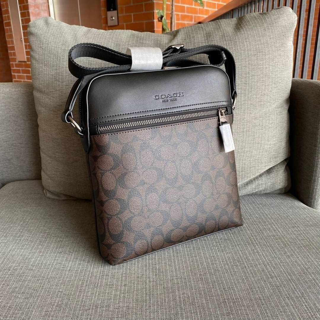 COACH HOUSTON FLIGHT BAG IN SIGNATURE CANVAS (F73336) ขายดีตลอดกาล!! คลาสสิคไม่มีใครเกิน!! กระเป๋าสะพายข้างทรงแมสเซ็นเจอร์ยอดฮิต ทรงสวย ดูดี 🔥 เป็นอีกรุ่น ที่พลาดแล้วต้องรอนานมากๆ ฮ๊อต ฮิต สุดๆ ใช้ได้ทุกเพศ Unisexสุดๆ เท่ห์มากบอกเลย จะออกงานไหน ไม