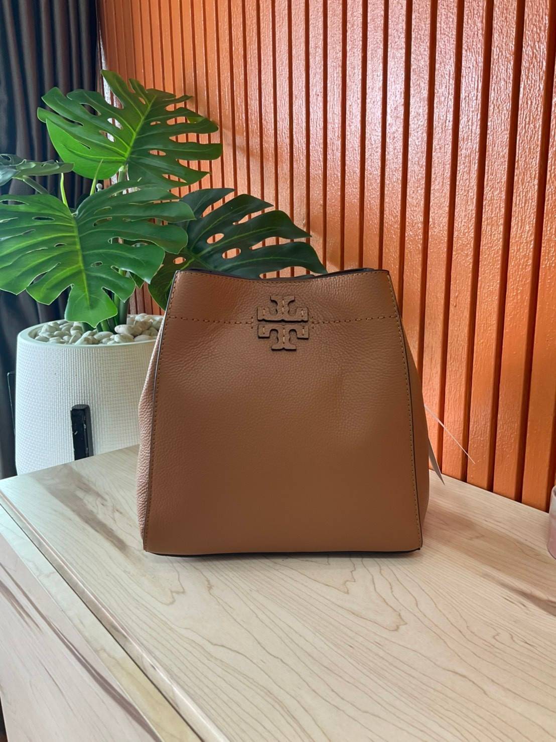 ของแท้ 💯% Tory Burch Mcgraw Hobo Bag TORY BURCH MCGRAW HOBO BAG รุ่น 51063 กระเป๋าสะพายไหล่ สะพายได้ 2 ทรง ทรงสวยไม่ตกเทรน ผลิตจากหนังแท้ หนังลูกวัว หนังนุ่ม หนังหอม น้ำหนักเบามากกก!! นิ่มสวยมากๆ