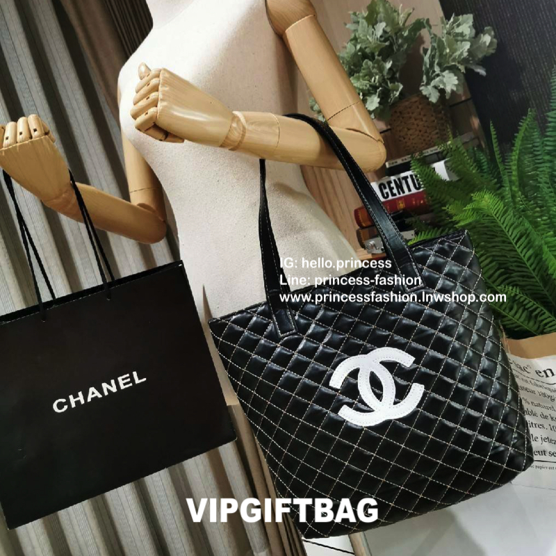 Chanel GWP Tote Bag กระเป๋าสะพายทรง Tote VIP Gift With Purchase (GWP) Limited Edition พรีเมี่ยมกิ้ฟของแท้รุ่นใหม่ล่าสุดจาก Chanel Cosmetic Counter วัสดุหนังนิ่มเรียบลายตารางอยู่ทรงสวยด้านหน้ามีโลโก้แบรนด์ ขนาดกำลังดี เปิดปิดด้วยกระดุมแม่เหล็ก ภายในโล่งกว้