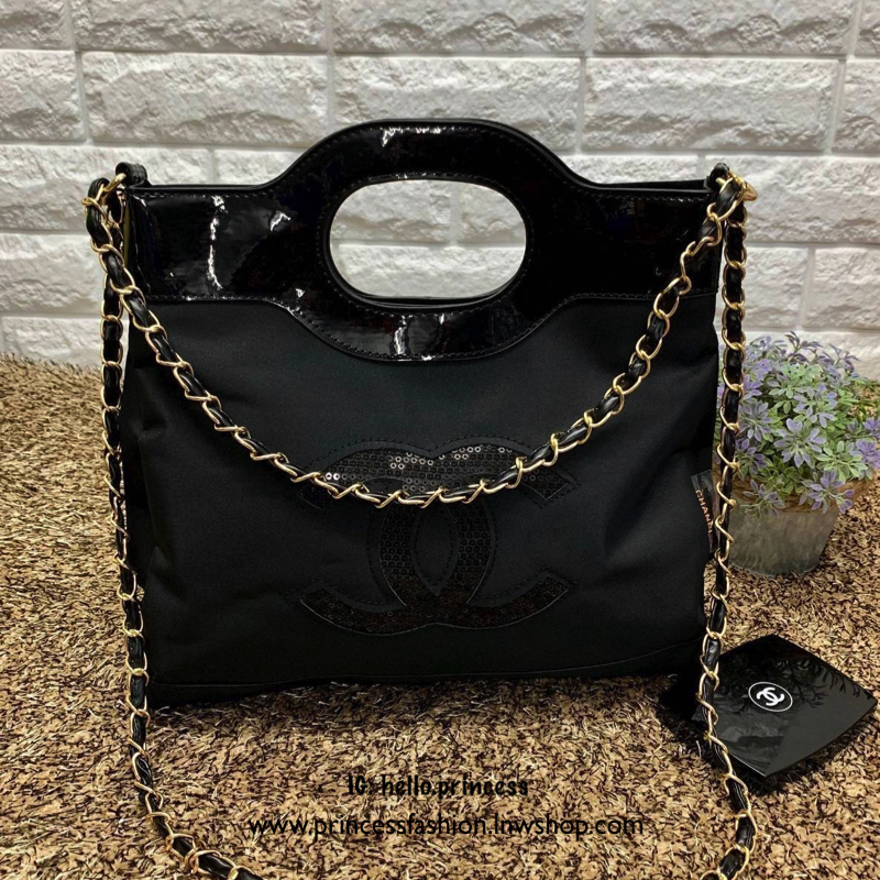 CHANEL PRECISION CHAIN BAG VIP. GIFT กระเป๋าถือหรือสะพาย วัสดุ nylon หูหิ้วหนังแก้ว ด้านหน้าประดับ logo brand ปักเลื่อม เปิดปิดแบบ กระดุมแม่เหล็ก ภายในโล่ง ใส่ iPad และของใช้ได้จุ ระเป๋าสตางค์ใบยาวได้สบายๆ หรือของอื่นๆได้จุทีเดียวค่ะ มีช่องซิปเล็ก ซัปในลา