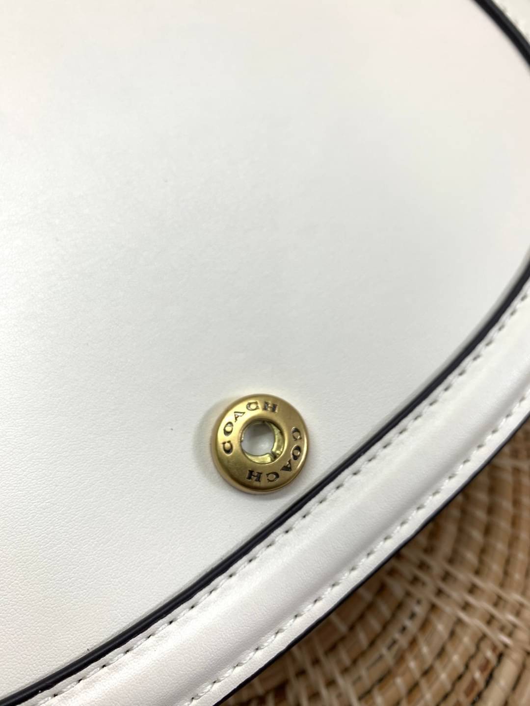 สวย หรู แถมสุดคุ้มกันเลยจร้าา💋 COACH BEAT SADDLE BAG ((C3837//C0749)) พร้อมส่งที่ไทยอีกครั้ง ห้ามพลาดค่าา!! กระเป๋าสะพายครอสบอดี้ร์ วัสดุหนังแท้ชั้นดีที่สุด! หนังสวย บวกกับอะไหล่แบรนด์ที่ดูเด่นคลาสสิคตรงด้านหน้าค่ะ เปิดปิดกระเป๋าแบบกดล็อค ภายในสาม