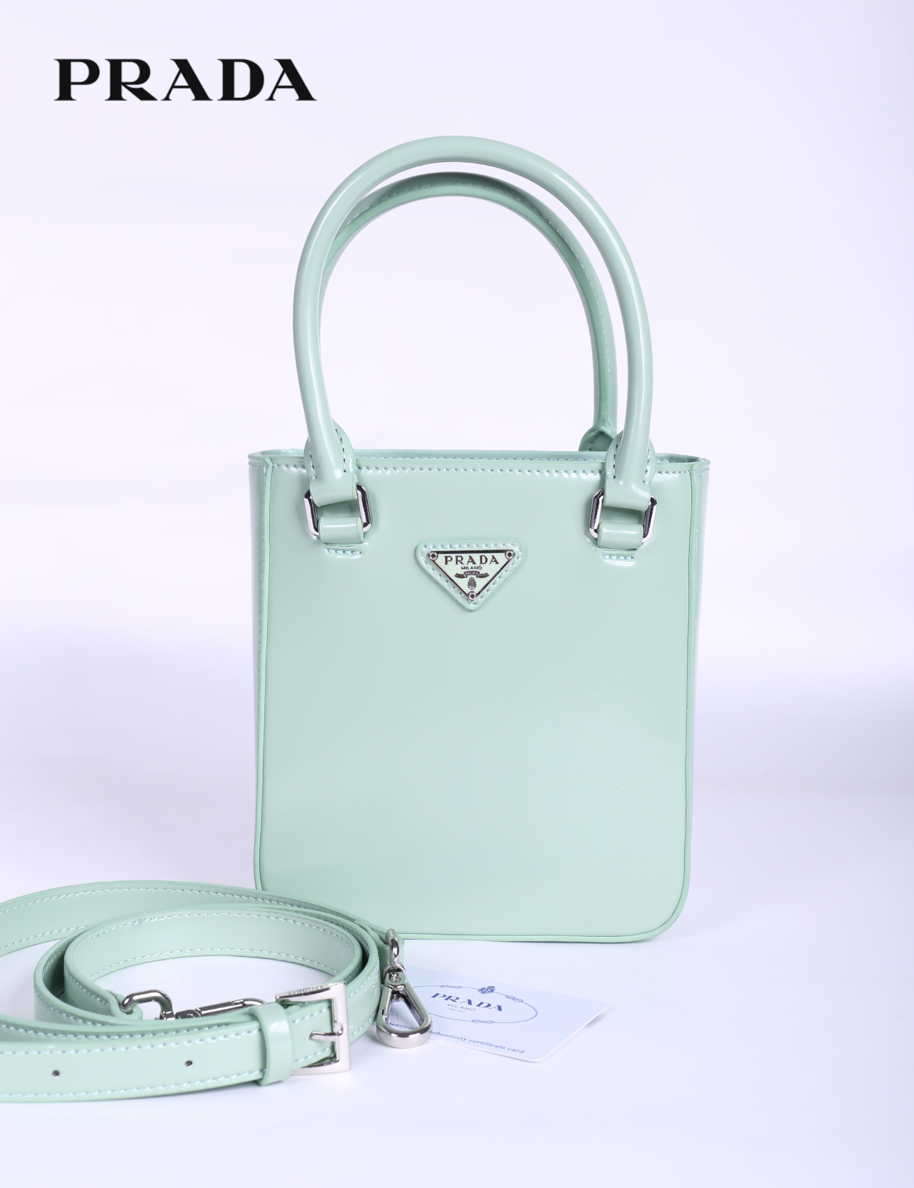 PRADA Small brushed leather tote กระเป๋าTote ขนาดเล็กที่มีดีไซน์ทรงเหลี่ยมโฉบเฉี่ยว วัสดุจากหนังเงาซึ่งเป็นวัสดุที่โดดเด่นของแบรนด์มาตั้งแต่ยุค 90'