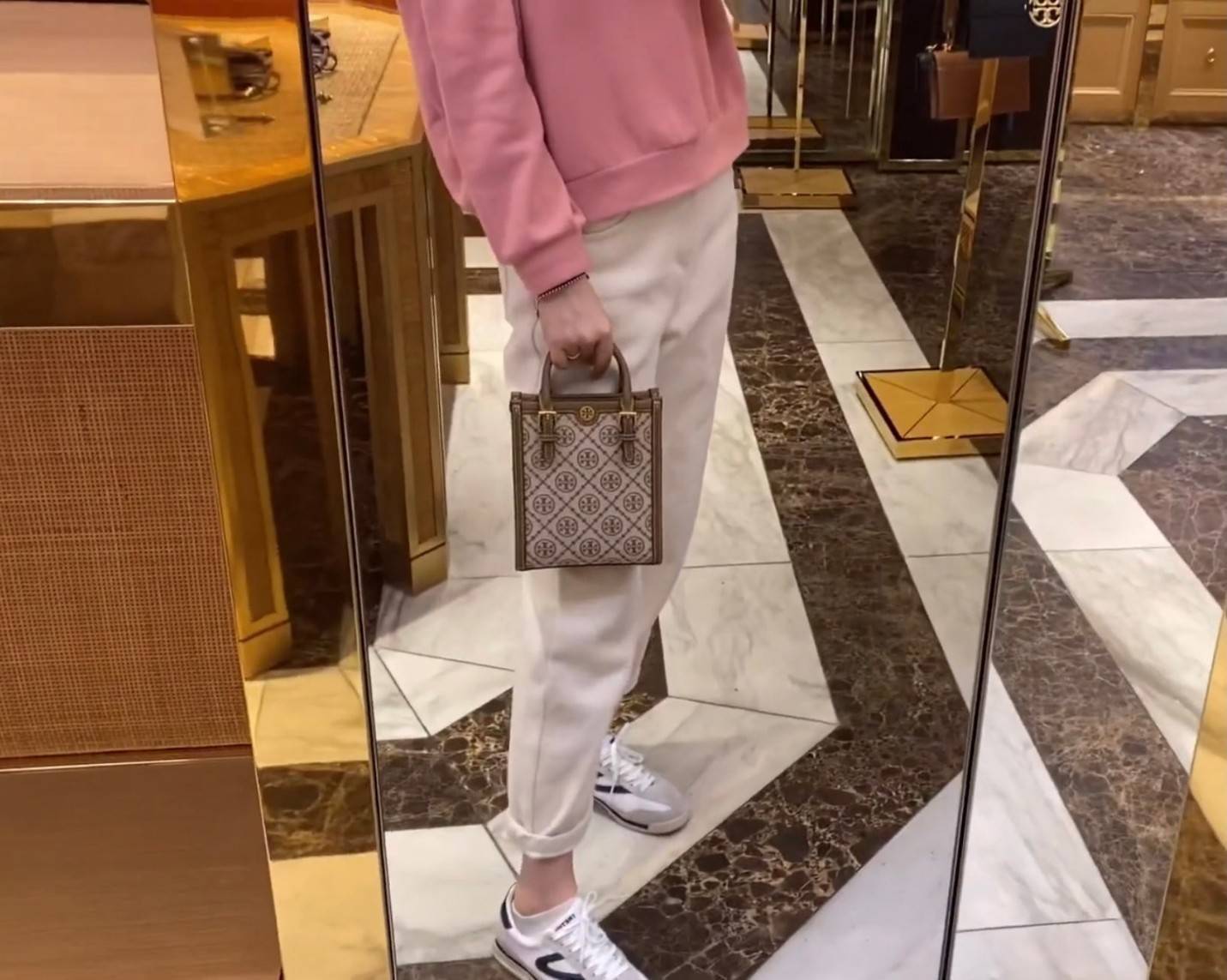 Tory burch t monogram jacquard mini tote ลวดลายT monogram ด้วยโลโก้สุดไอคอนนิคของแบรนด์ โดดเด่นด้วยกราฟฟิคและดีไซน์ ออกมาในหลายรูปแบบหลายคอลเลคชั่น แต่ละคอลเลคชั่นสวยหรูไม่แพ้กัน ทรงมินิโท้ท ขนาดกำลังดี ใช้งานง่าย ก็เป็นอีกหนึ่งรุ่นที่ทันยุคทันสมัยที่สาวๆ