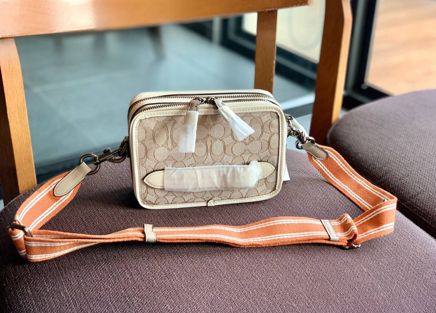 COACH CHARTER CROSS BODY IN SIANATURE JACQUARD((C3780)) 💋พร้อมส่ง สินค้าออกใหม่ ไม่มียังไงไหว!! ✔️กระเป๋าสะพายครอสบอดี้ร์ หรือสามารถสอดมือตรงหนังด้านหน้าถือแบบเก๋ๆได้ด้วยค่าา วัสดุJacquardทอบายแบรนด์อย่างดี ผสมหนังแท้ ได้ลงตัวสวยงาม น่าใช้