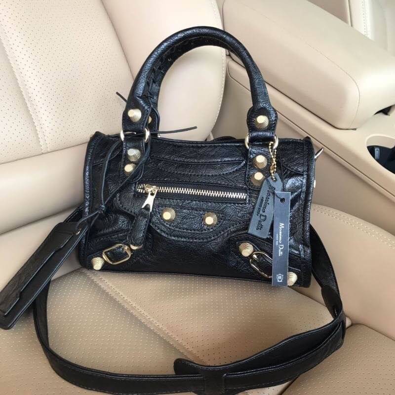 ❤️ กระเป๋าทรงสุด ฮิตจาก Massimo Dutti ขนาดมินิ สะพายแล้ว ได้ look cool มากค่า รับประกันเลย ภายในมีช่องแยกเก็บเป็นสัดส่วนดีคะ น้ำหนักเบา จุของได้คุ้มคะ มีสายยาวให้ ถือ/สะพายได้เลยคะ ใบนี้ แม่ค้าแนะนำเลย ใช้ได้ทุกโอกาส จริงๆ คะ