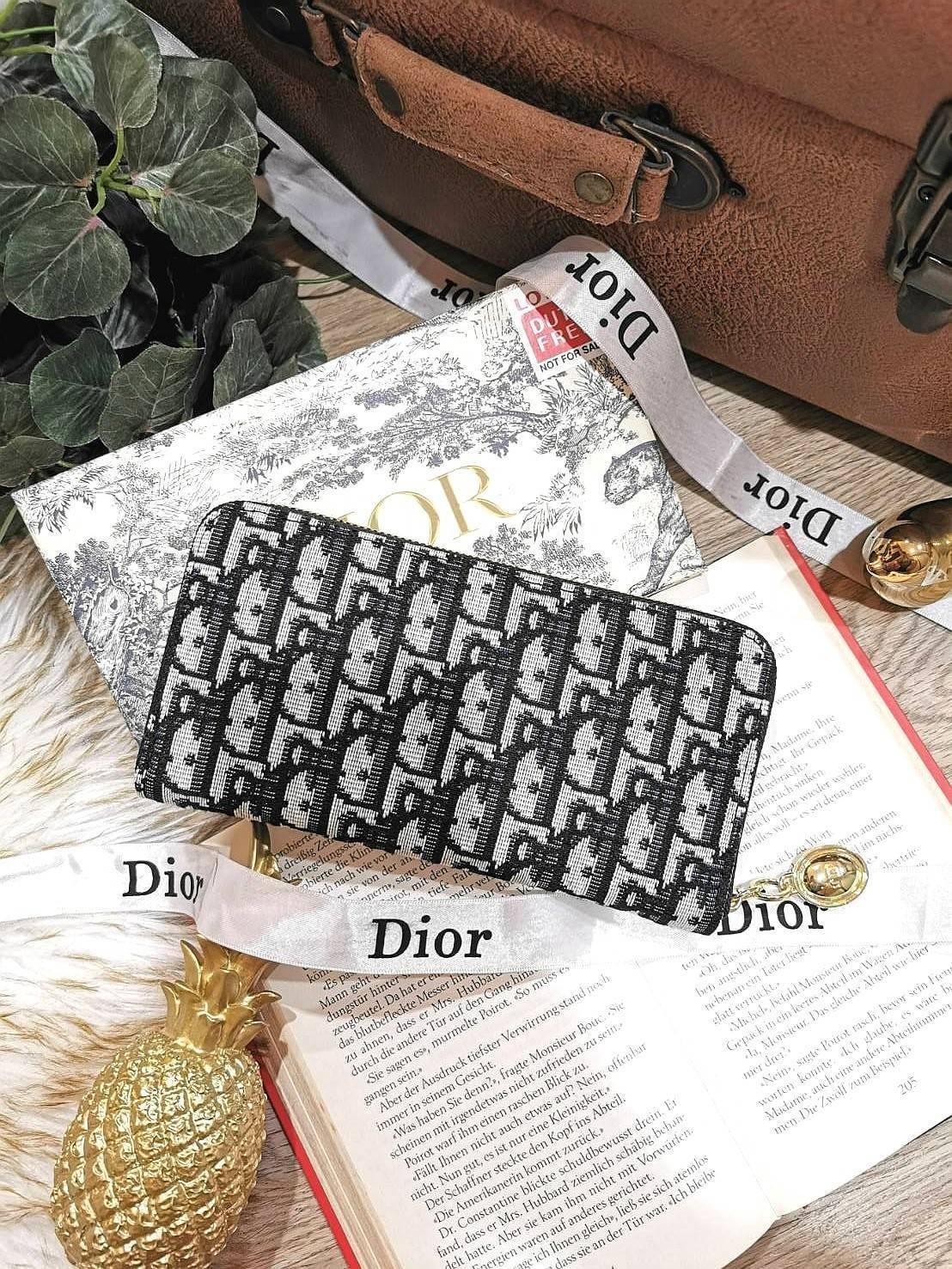 VIP 】CHRISTIAN DIOR ANAGRAM LONG WALLET VIP GIFT WITH PURCHASE (GWP) กระเป๋าสตางค์ใบยาวไอเท็มแนะนำพรีเมี่ยมกิ้ฟ Limited จาก DIOR DUTYFREE ลาย Dior Anagram สวยคลาสสิคไม่มีเอ้าท์ เปิดปิดด้วยซิปแบรนด์สีทองสะดวกใช้ ภายในมีช่องแบ่งหลายช่องและช่องซิปกลางเเยกเป็