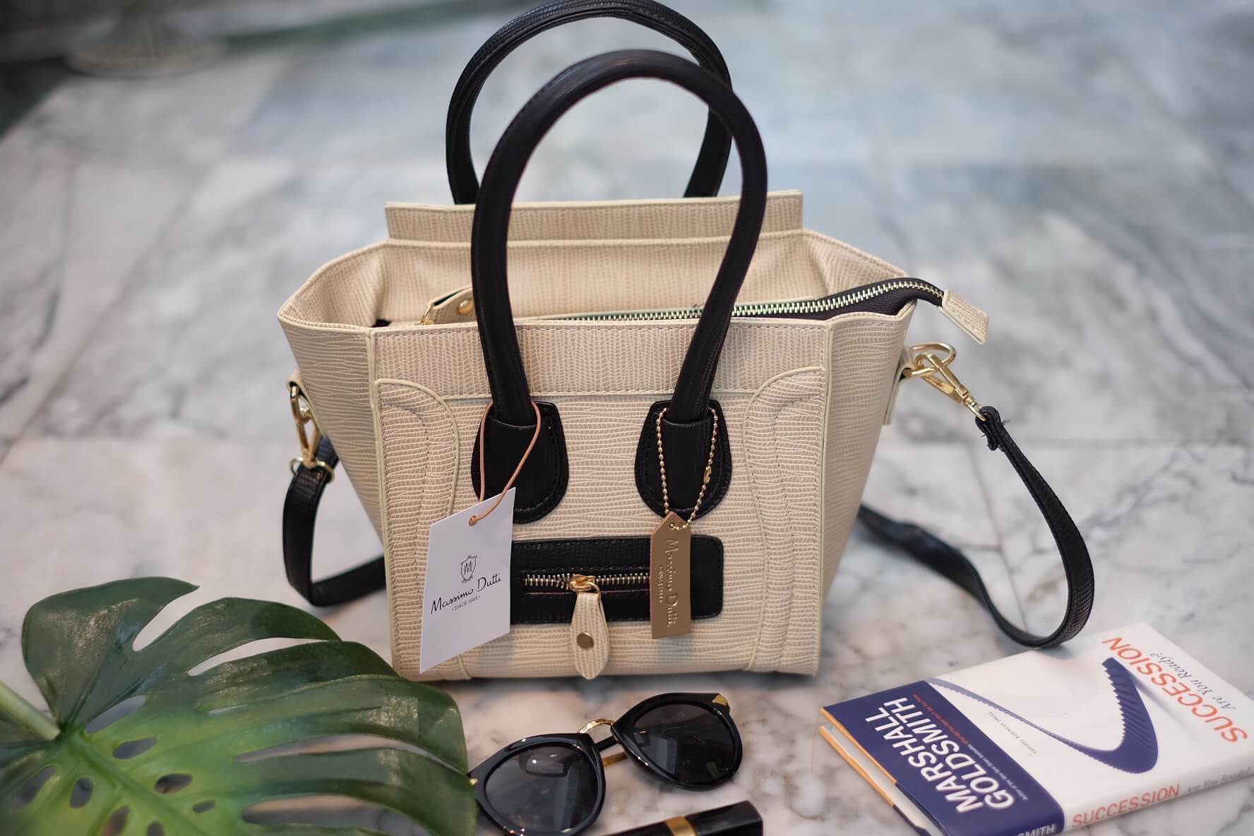 งานแท้ชนช้อป Hot item!! รุ่นใหม่ล่าสุด กระเป๋าทรงหรู look like Celine brand หนังดีมาก จาก แบรนด์ massimo dutti ค๊า ใบนี้ อยู่ทรงสวยคะ หนังเนื้อดี เรียบหรูคะ ขนาดกำลังดีเลย จุของคุ้มมากสำหรับผู้หญิง ภายใน มีช่องซิปย่อย แยกเป็นสัดส่วน ปากกระเป๋าปิด ด้วยซิปอ