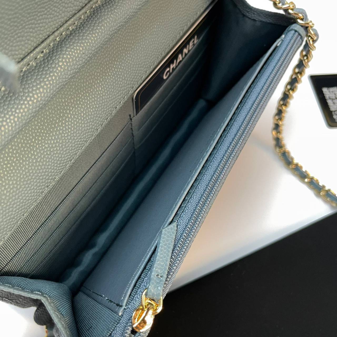 VIP 】หนังแท้ CHANEL WOC style โทนสีพาสเทล กระเป๋าสะพายทรงสวยตลอดกาล วัสดุหนังลายคาเวียร์ เนื้อนุ่ม อยู่ทรงคุณภาพดีตามแบบฉบับของแบรนด์ น้ำหนักเบา ด้านหน้ามีโลโก้แบรนด์อะไหล่หรู มีช่องใส่บัตร ใส่ของจุกจิก เปิดปิดด้วยฝาปิดกระดุม ซับในหนัง ตัวจริงสวยมากๆถูกใจ