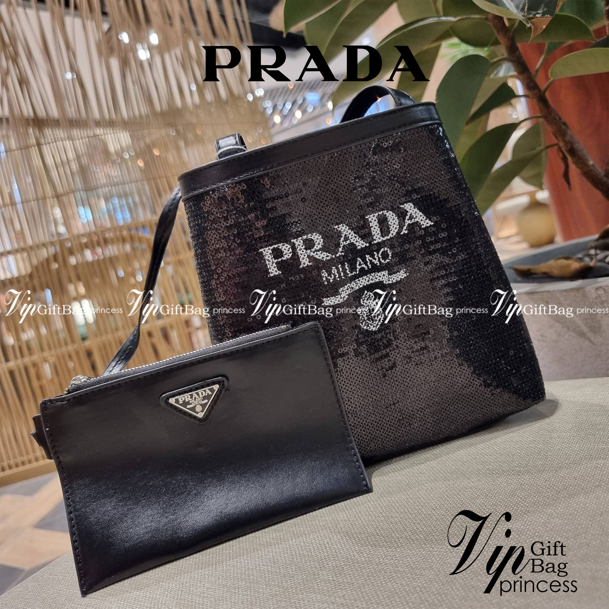 PRADA SMALL SEQUINED MESH TOTE BAG เอาใจสายแฟอีกครั้ง!! กระเป๋าทรงโท้ท ขนาดเล็ก ที่มีดีเทลฝีมือ ด้วยการเรียงร้อยแผ่นเลื่อมเป็นตาข่ายรอบใบ ตัดขอบด้วยหนังสังเคราะห์ พิเศษพร้อมใบลูกให้ด้วย ทรงใช้งานง่าย ภายในโล่งกว้าง ถือไปเรียน ไปเที่ยว ไปทำงาน พกพาง่ายสุดๆ