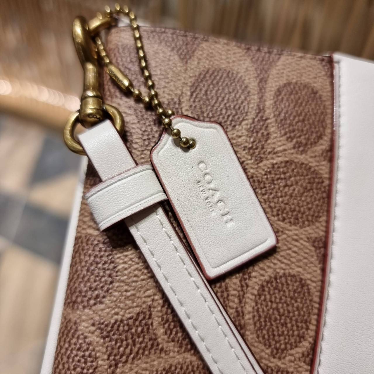 COACH 32445 SMALL WRISLET IN COLORBLOCK SIGNATURE CANVAS คอลเลคชั่นคัลเลอร์บล็อคสวยหรู ในรูปแบบกระเป๋าคล้องมือ ขนาดพกพา ไซส์กำลังสวยมากๆ พกง่ายไปเลยจ้า วัสดุหนังแคนวาส ตัดหนังแท้ ภายในโล่ง มีช่องใส่บัตร ตอบโจทย์สาวๆที่ไม่ชอบความพะรุงพะรัง พกใบนี้คือสะดวกส