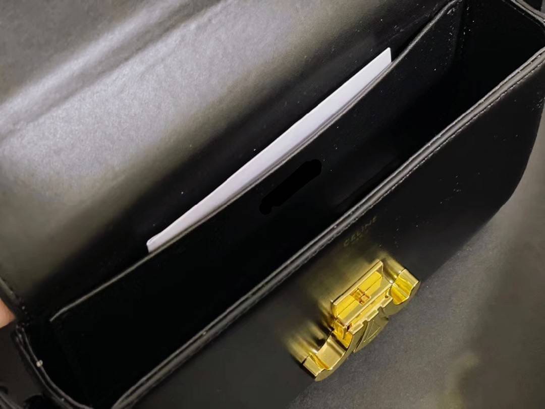 พรีเมี่ยมกิ๊ฟแท้ 100% 】CELINE TRIOMPHE SHOULDER BAG VIP GIFT WITH PURCHASE-GWP พรีเมี่ยมกิ๊ฟ Limited Edition จาก CELINE PERFUME DUTY FREE COUNTER วัสดุ TRIOMPHE & LEATHER ดีไซน์ยอดนิยมสไตล์สาว LISA