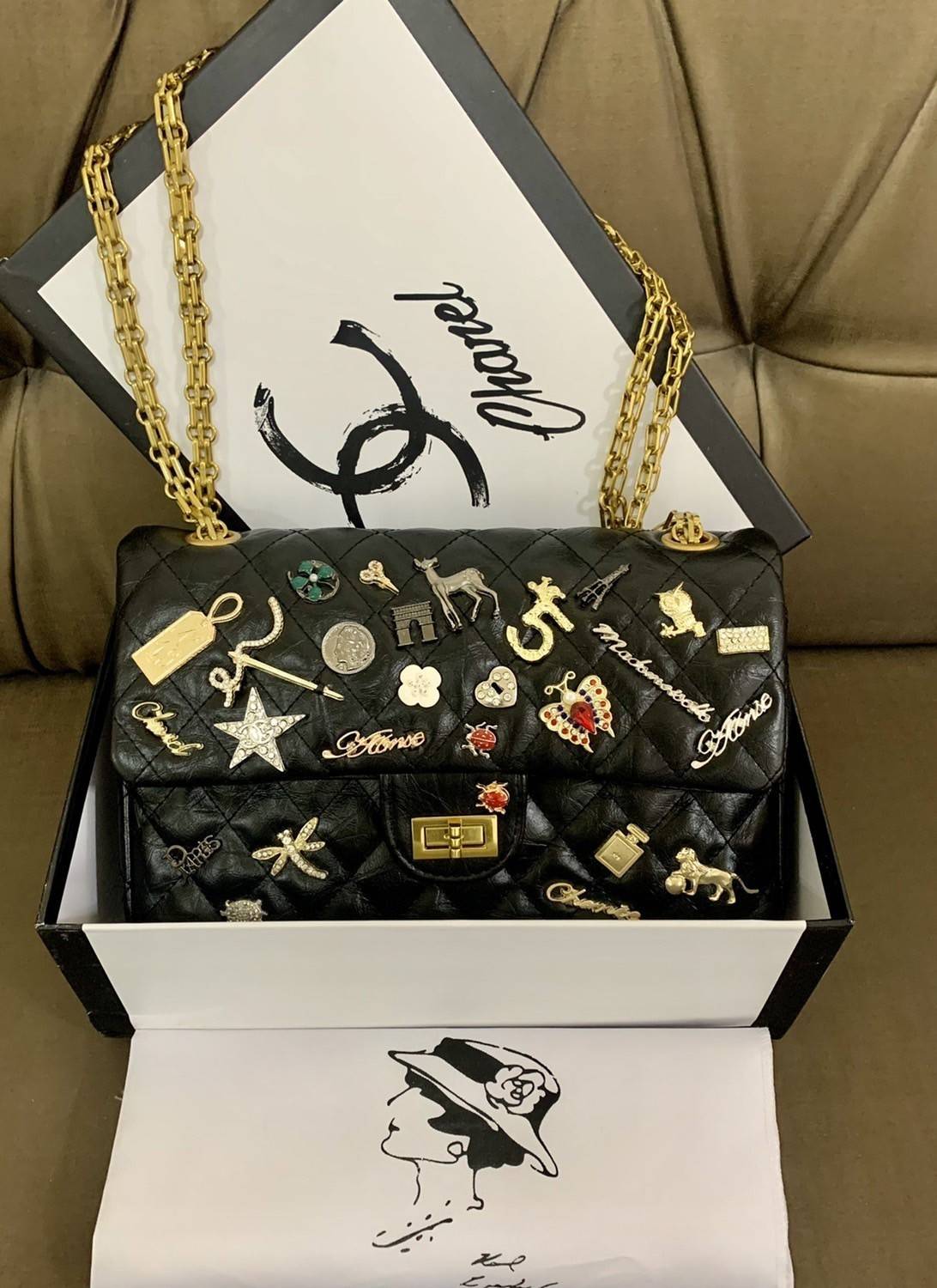 CHANEL ! Chanel Black Quilted Leather Limited Edition Lucky Charm Reissue Classic Bag กระเป๋าทรงคลาสสิคมาใหม่จาก Chanel วัสดุหนังแกะนิ่มกึ่งสังเคราะห์ ดีไซต์เป็นเอกลักษณ์ที่น่าจดจำ ด้านหน้าตกแต่งด้วยรูปสัตว์สิ่งของนำโชค อะไหล่ทอง มาพร้อมสายสะพายโซ่ทักทอเป