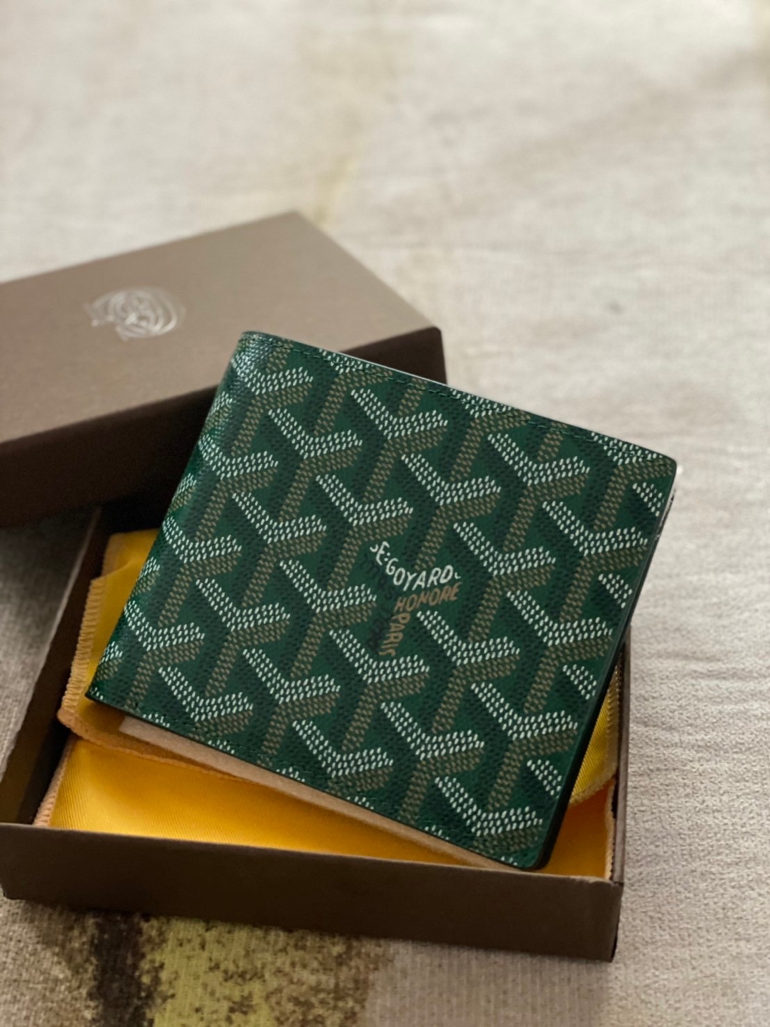 หนังแท้ GOYARD WALLET / GOYARD Victoire Bifold Wallet พร้อมส่งที่ไทย กระเป๋าสตางค์ผู้ชายใบสั้น พร้อมส่ง 6 สี พร้อมกล่องแบรนด์สวยหรูน่าใช้มากค่ะ อีกรุ่นที่ยอดขายไม่เคยตก 🤑🤑 ใบจริงดูผู้ดี ดูแพง!! ภายในมีช่องใส่บัตรได้เยอะ ใส่ธนบัตรได้ทุกใบ ห