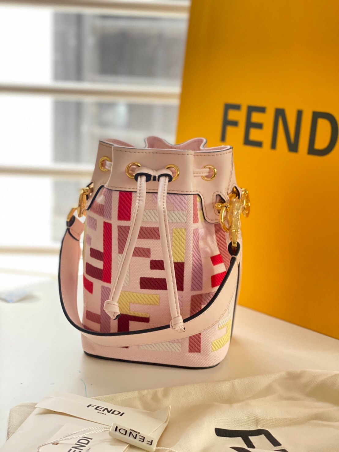 VIP GIFT 】FENDI Bucket in Pastel Bag สีหวานน่ารัก โดดเด่นด้วยสีสันสะดุดตา ดูแพงมากกกกก จัดหนักกันไปเลย กับรุ่นที่สาวๆรอคอย พร้อมเสิร์ฟความสวยให้ถึงบ้านแล้วน้า กระเป๋าบัคเก็ตทรงยอดนิยม ดีไซน์ใหม่ล่าสุด ยูนีคไม่เหมือนใคร งานฝีมือมากๆ ภายในเป็นช่องโล่งกว้าง 