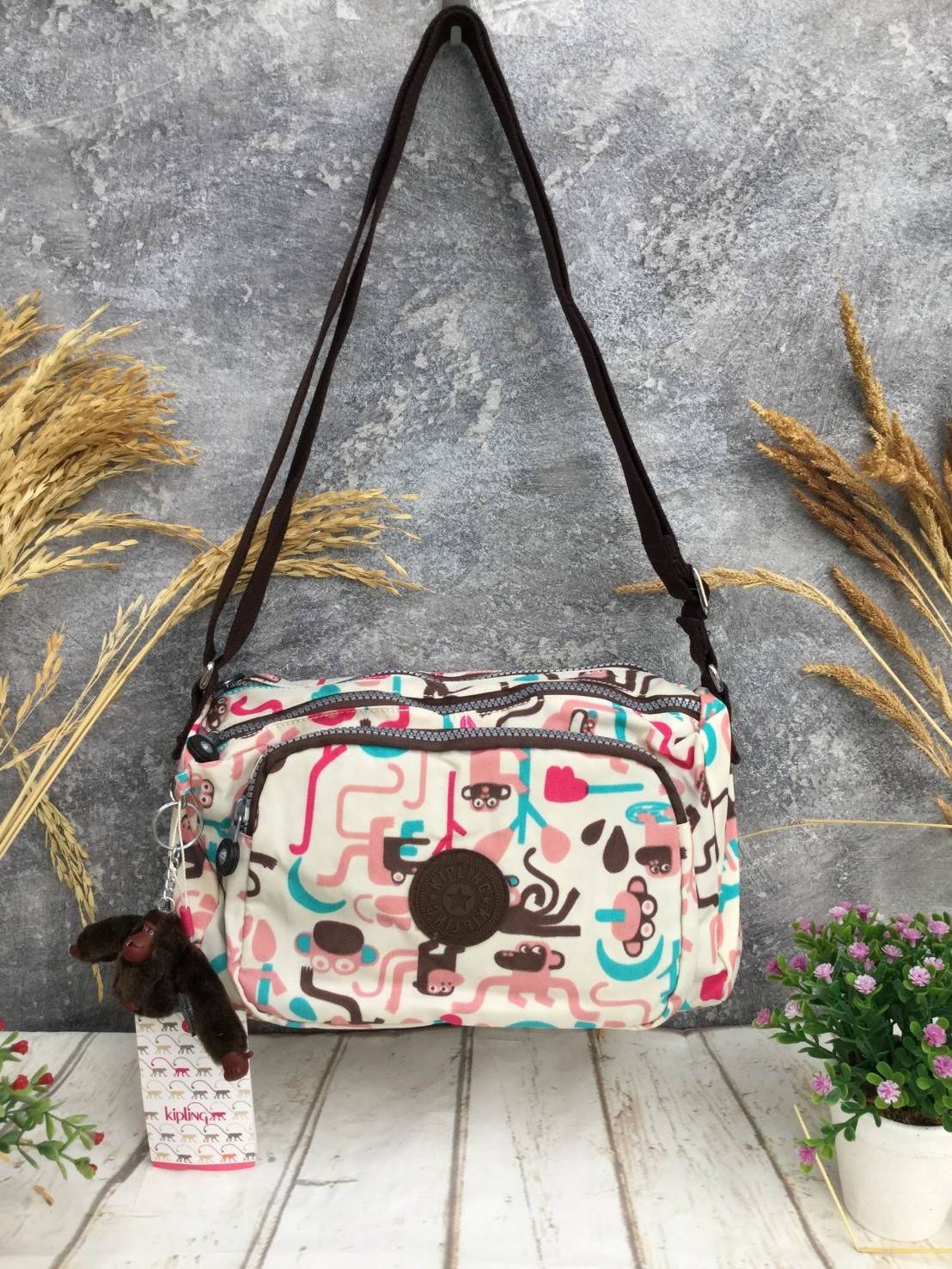 กระเป๋าสะพาย KIPLING รุ่น Reth วัสดุไนล่อนคุณภาพดี มาพร้อมดีไซน์ทันสมัย และสามารถใช้งานได้อย่างดี เข้ากับทุกการแต่งตัว โดดเด่นด้วยพื้นที่ภายในและช่องต่างๆ ที่ให้คุณจัดเก็บของสำคัญได้ครบถ้วน ไม่ว่าจะเป็นมือถือ ปากกา หรือไอเท็มจำเป็นของคุณ สายสามารถปรับและถ