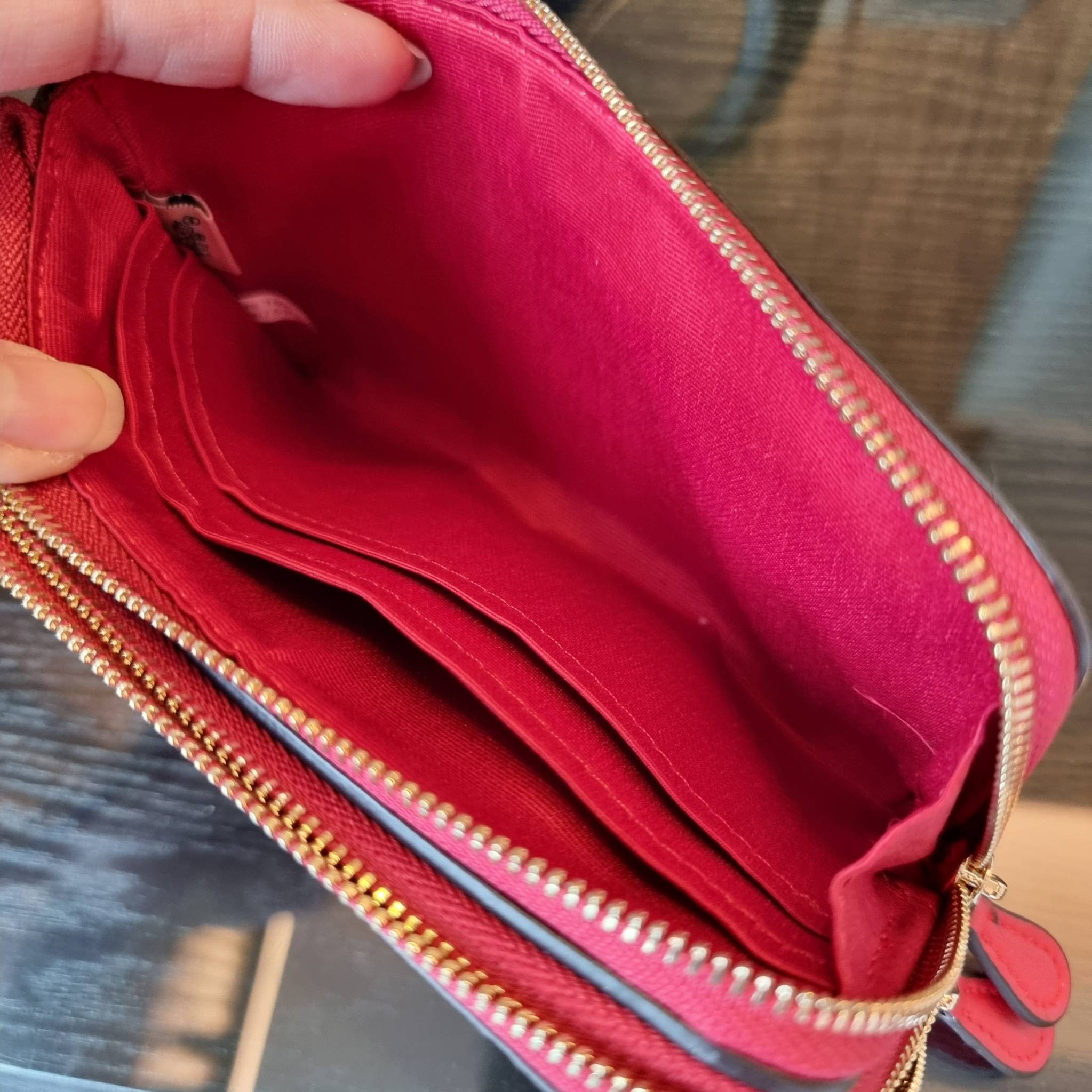 COACH F87591 DOUBLE CORNER ZIP WALLET IN SIGNATURE COATED CANVAS คล้องมือรุ่น 2 ซิป!! มาแล้วจ้า 🌟🤗 ไซส์นี้คือเหมาะมือจริงๆ พกง่ายเช่นเคย ไม่ต้องกังวลว่าจะเกะกะหรือกินพื้นที่กระเป๋าหลัก วัสดุหนังแคนวาสเคลือบลาย มีช่องหลักแยก 2 ช่อง ภายในบุผ