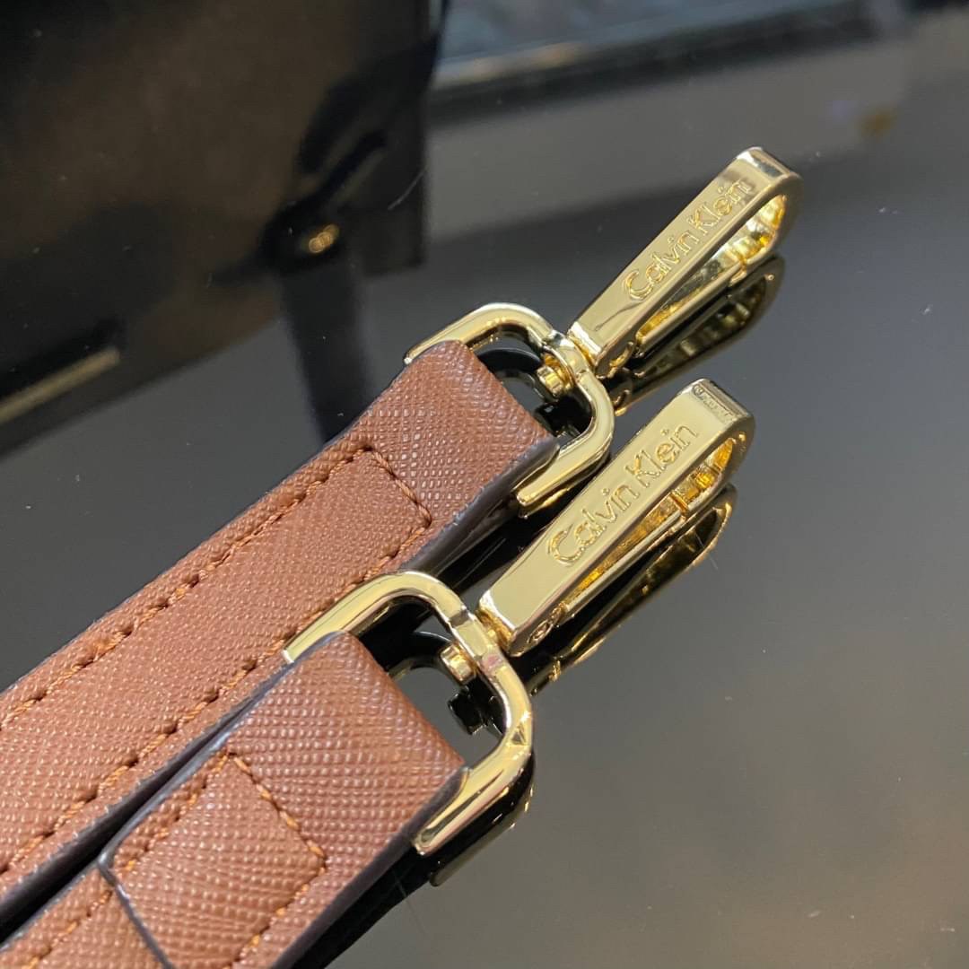 CALVIN KLEIN JEANS crossbody bag กระเป๋าถือหรือสะพาย ลายซิกเนเจอร์แบรนด์ทั้งใบ มีหูจับสำหรับถือ เปิด-ปิดกระเป๋าด้วยกระดุมแม่เหล็ก ด้านในโล่งกว้างมีช่องเล็กและช่องซิปสำหรับใส่ของจุกจิก ซับในลายแบรนด์อย่างดี มาพร้อมสายสะพายยาวปรับระดับได้ สามารถใช้ได้หลากหล