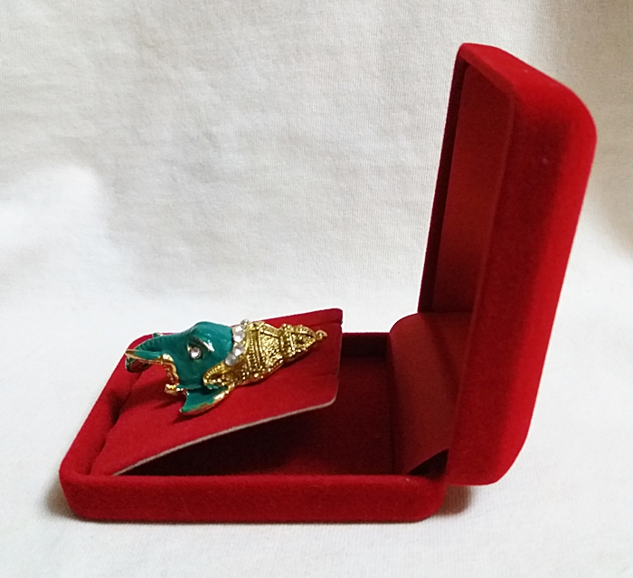 สินค้าหมดค่ะ เศียรพระพิฆเนศสีเขียวประดับพลอย(ตั้งบูชาหรือทำเป็นจี้ห้อยคอ)พร้อมกล่องกำมะหยี่ค่ะ