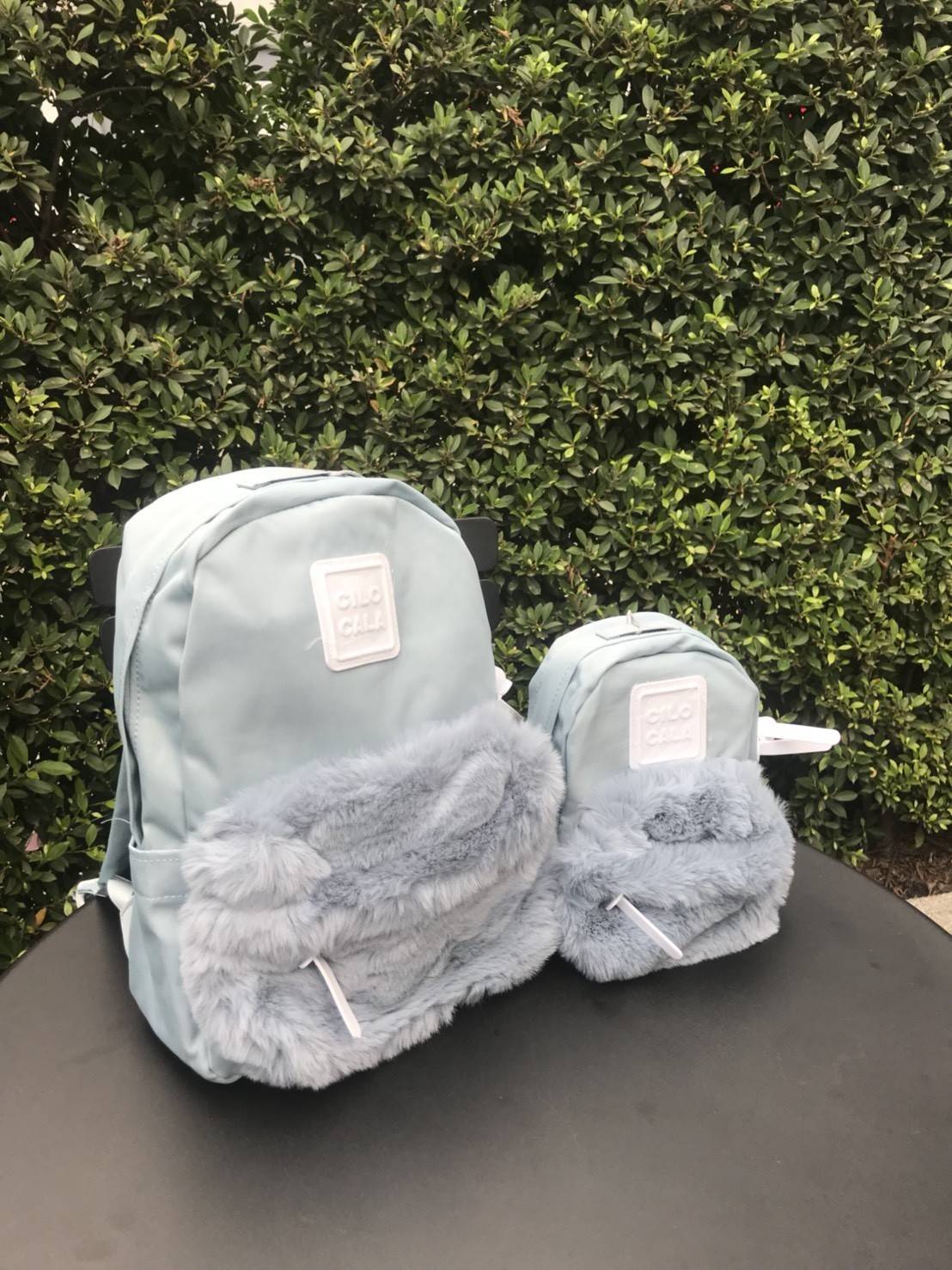 มาแล้ววว แบรนน้องใหม่ CILO CALA กระเป๋าเป้ที่ตอนนี้ฮิตในกลุ่มสาววัยรุ่นที่ญี่ปุ่น และนี้เป็นรุ่นลิมิตเตด CILOCALA FUR BACKPACK สะดุดตาตรงที่มีขนเฟอร์นุ่มนิ่ม อยู่ตรงช่องกระเป๋าซิปด้านหน้า ทำให้ใบนี้ดูน่ารัก หวาน ฟรุ้งฟริ้งขึ้น