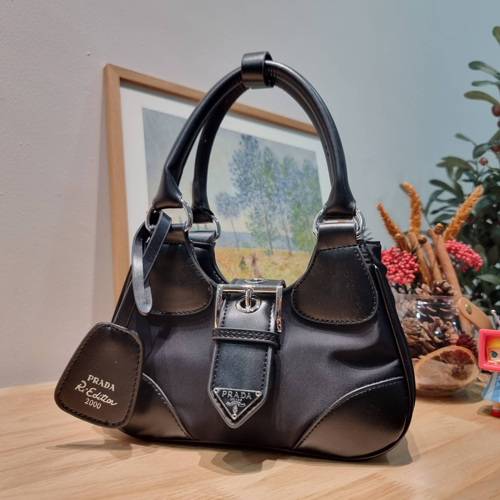 Prada Moon bag / PRADA RE-NYLON AND LEATHER MOON PADDED BAG ใหม่ล่าสุด กับคอลที่ใครๆเห็นก็ต้องรัก ขนาดกำลังน่ารัก ดีไซน์สวยดุ และยังดูแพงได้อีก