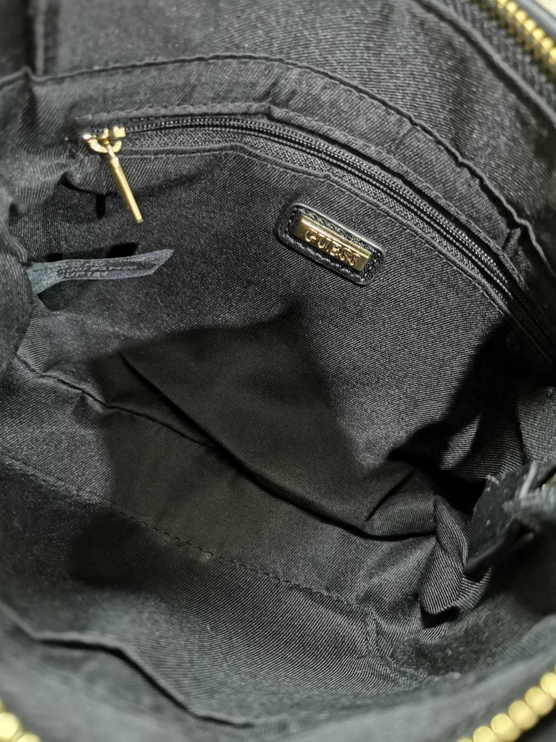 Guess Woman Factory Crossbody Bag กระเป๋าสะพายรุ่นใหม่ดีไซน์สวยหรูคลาสสิคจาก GUESS FACTORY วัสดุหนังเเกะสังเคราะห์เนื้อหนานิ่มลายตาราง เปิดปิดด้วยซิปสะดวกใช้ ด้านหน้ามีโลโก้ ภายในมีโลโก้ช่องใส่ของ และช่องซิป ใส่กระเป๋าสตางค์ใบยาว ของใช้ได้จุ มาพร้อมสายสะพ