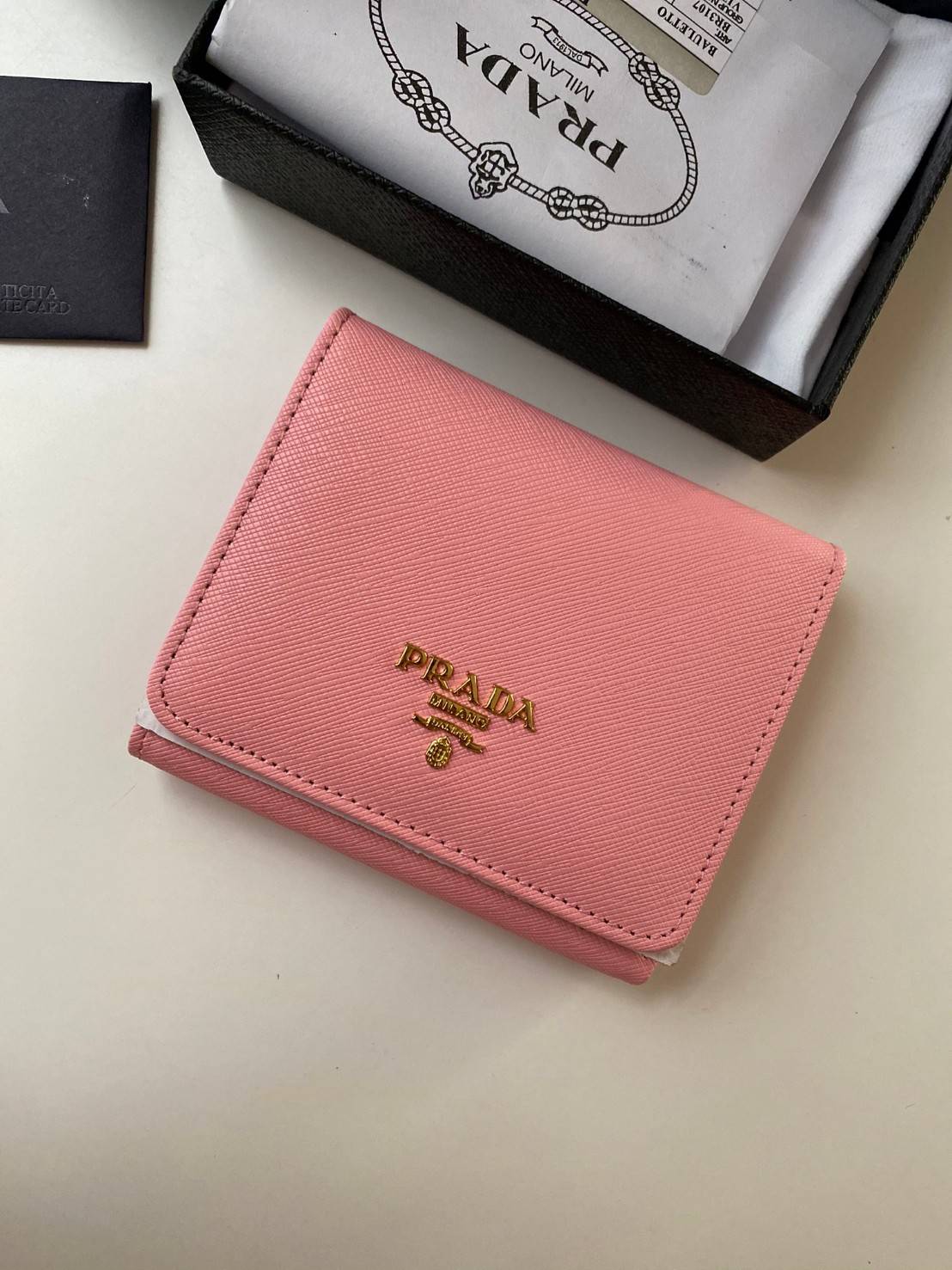 VIP หนังแท้ 】3พับ PRADA Saffiano Metal Tri-Fold Wallet Orchidea